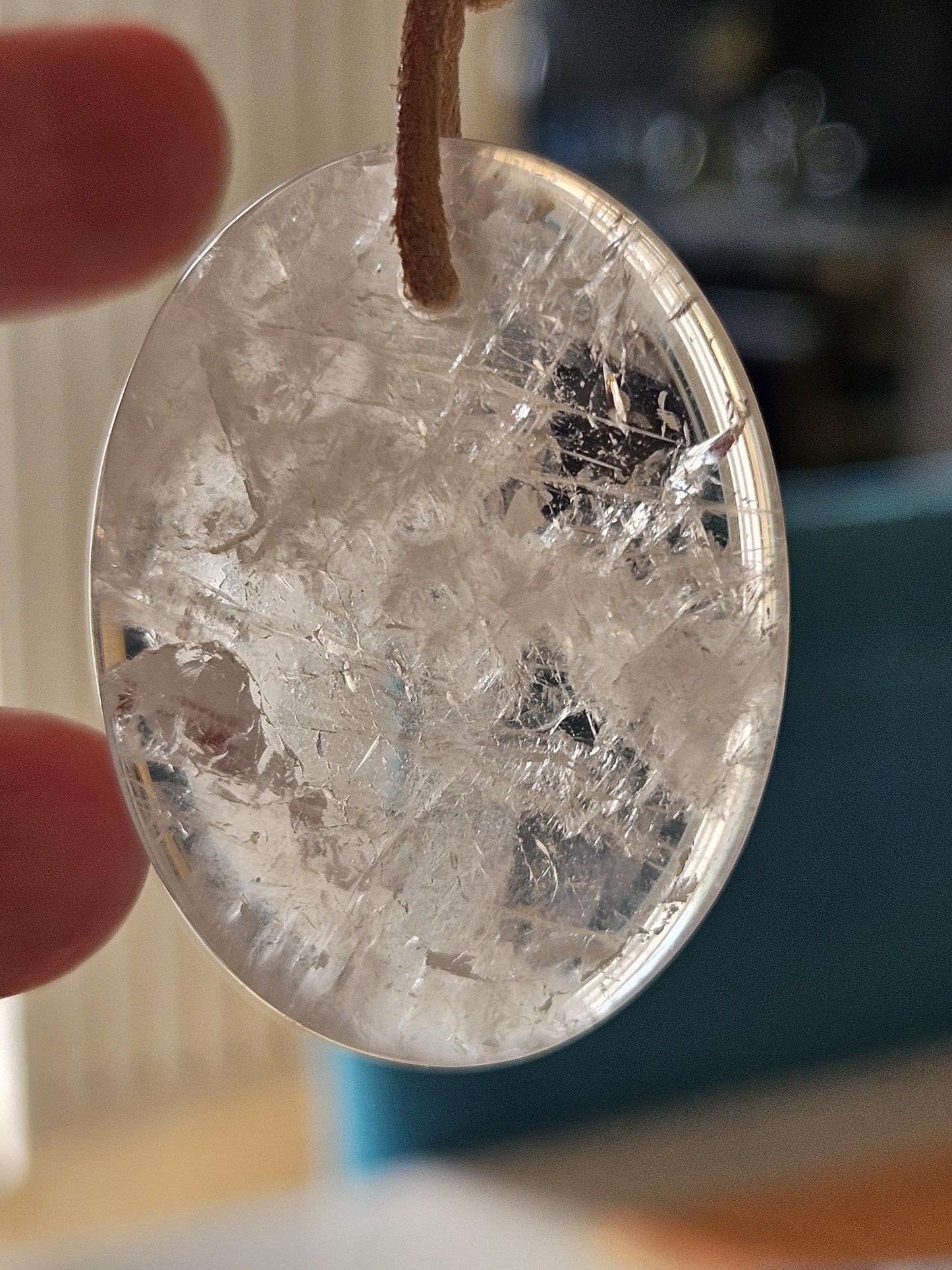 Bergkristall Anhänger, "worry stone förmig", 40 x 30 x 6 mm, gebohrt, am Lederband