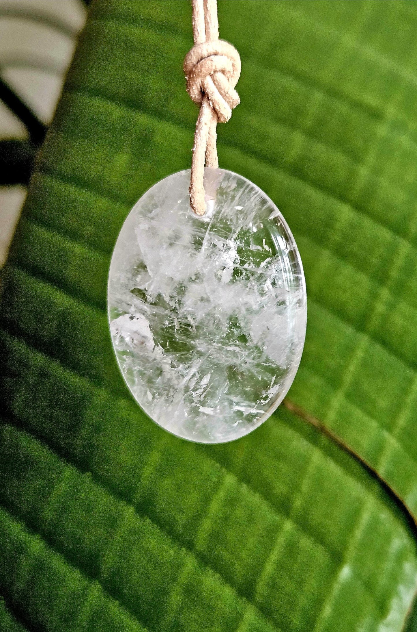 Bergkristall Anhänger, "worry stone förmig", 40 x 30 x 6 mm, gebohrt, am Lederband