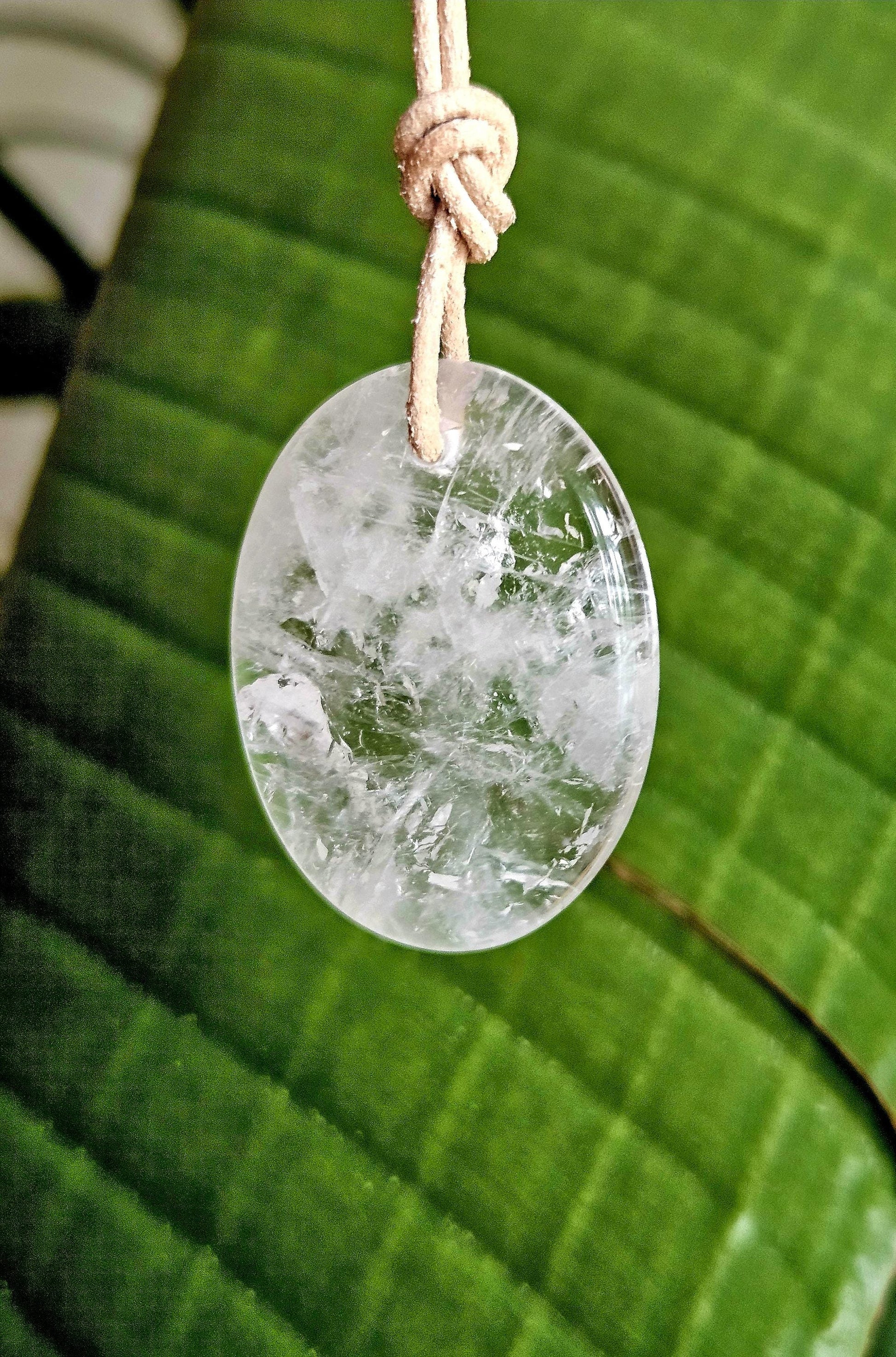 Bergkristall Anhänger, "worry stone förmig", 40 x 30 x 6 mm, gebohrt, am Lederband