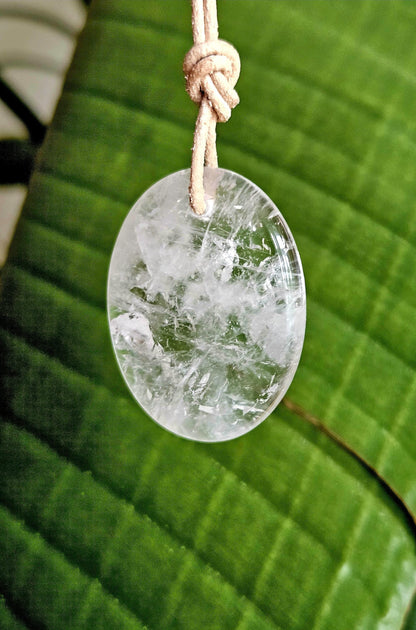 Bergkristall Anhänger, "worry stone förmig", 40 x 30 x 6 mm, gebohrt, am Lederband