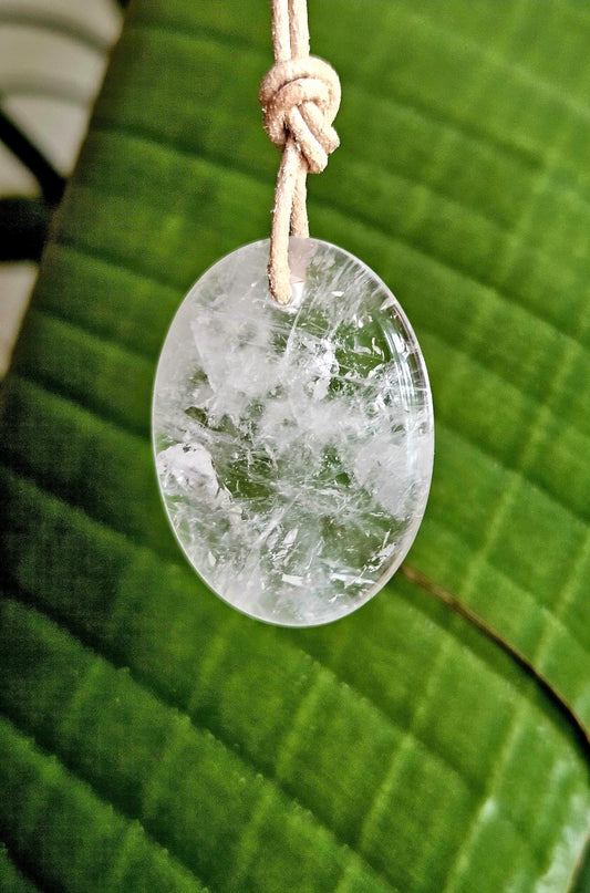 Bergkristall Anhänger, "worry stone förmig", 40 x 30 x 6 mm, gebohrt, am Lederband