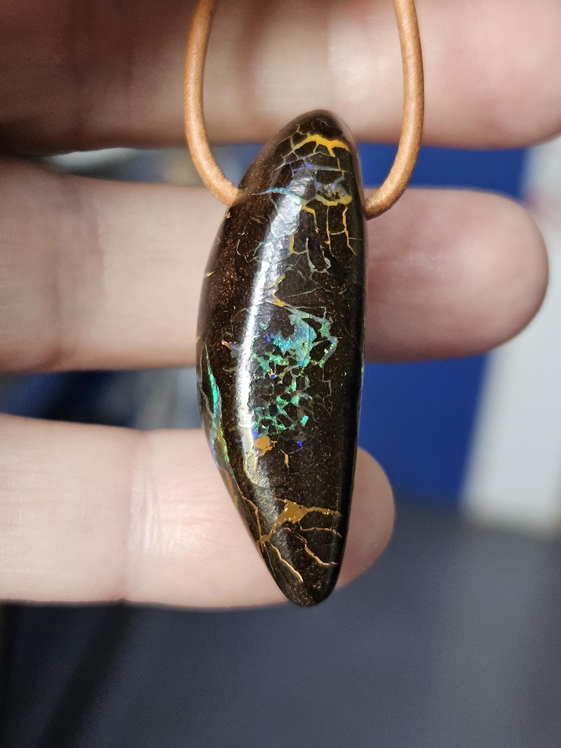 Atemberaubender Boulder Opal, Boulderopal Anhänger, "Heile Welt", 40 x 14 x 12 mm, gebohrt, an verstellbarem Lederband