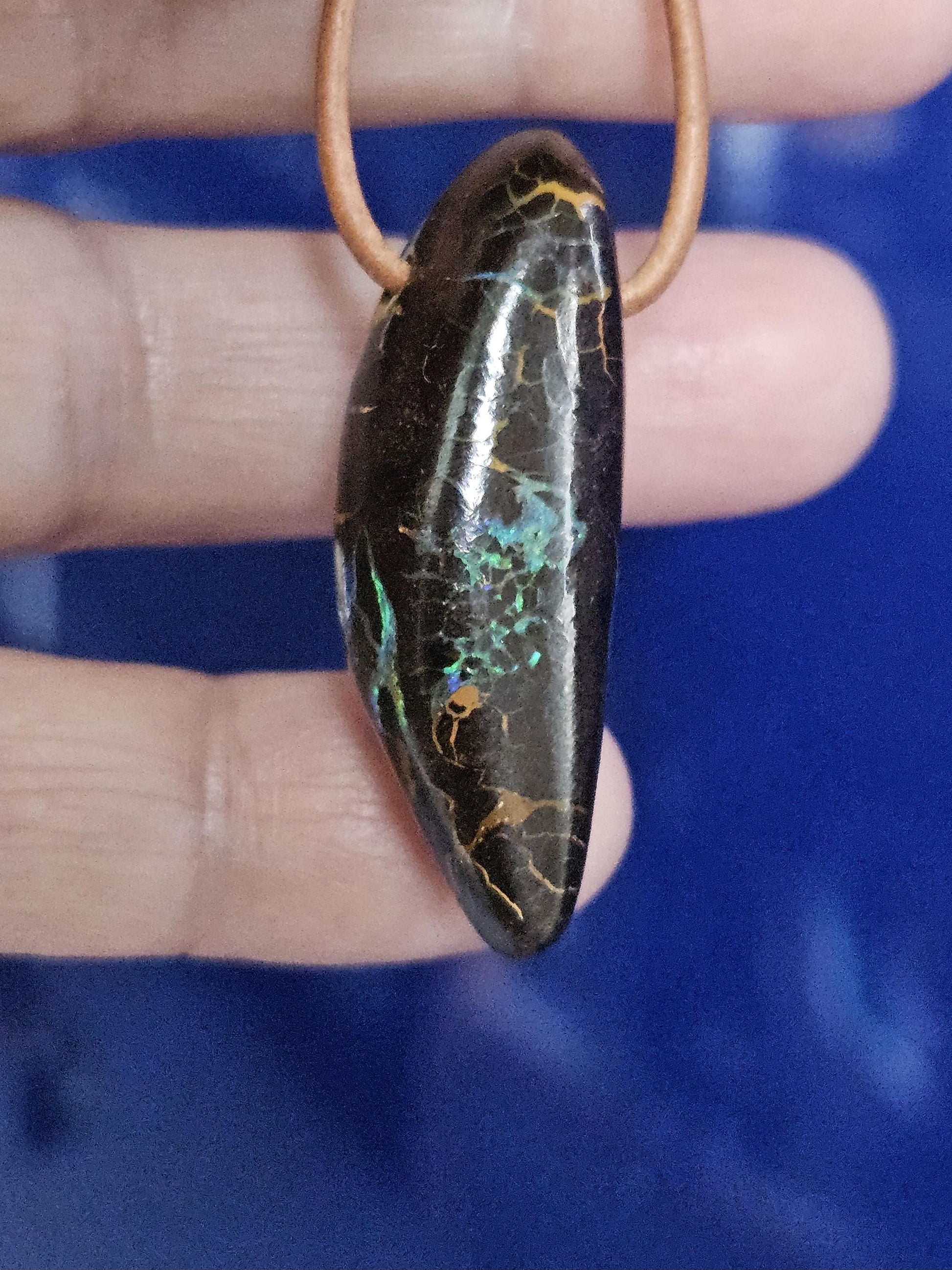 Atemberaubender Boulder Opal, Boulderopal Anhänger, "Heile Welt", 40 x 14 x 12 mm, gebohrt, an verstellbarem Lederband