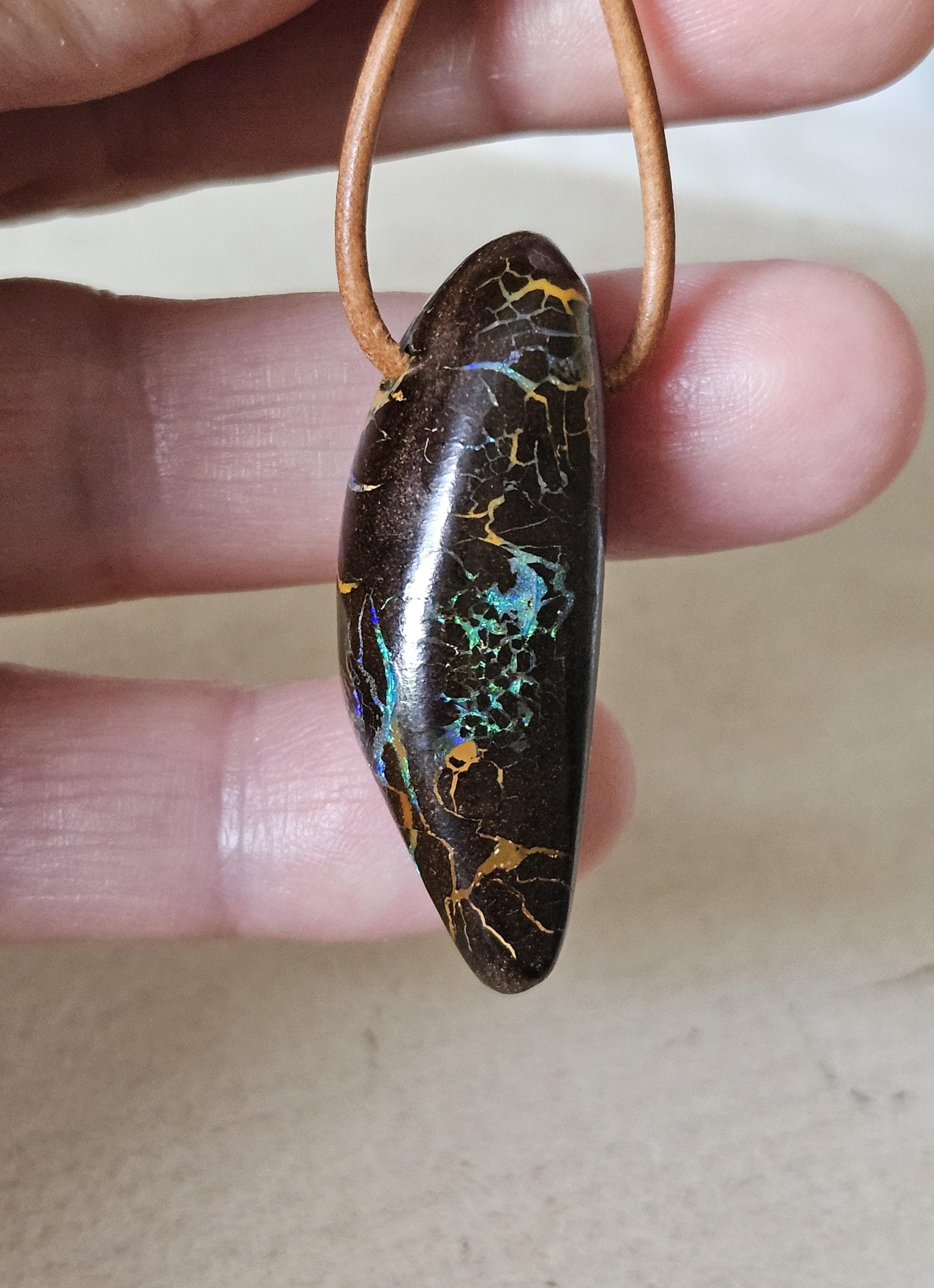 Atemberaubender Boulder Opal, Boulderopal Anhänger, "Heile Welt", 40 x 14 x 12 mm, gebohrt, an verstellbarem Lederband