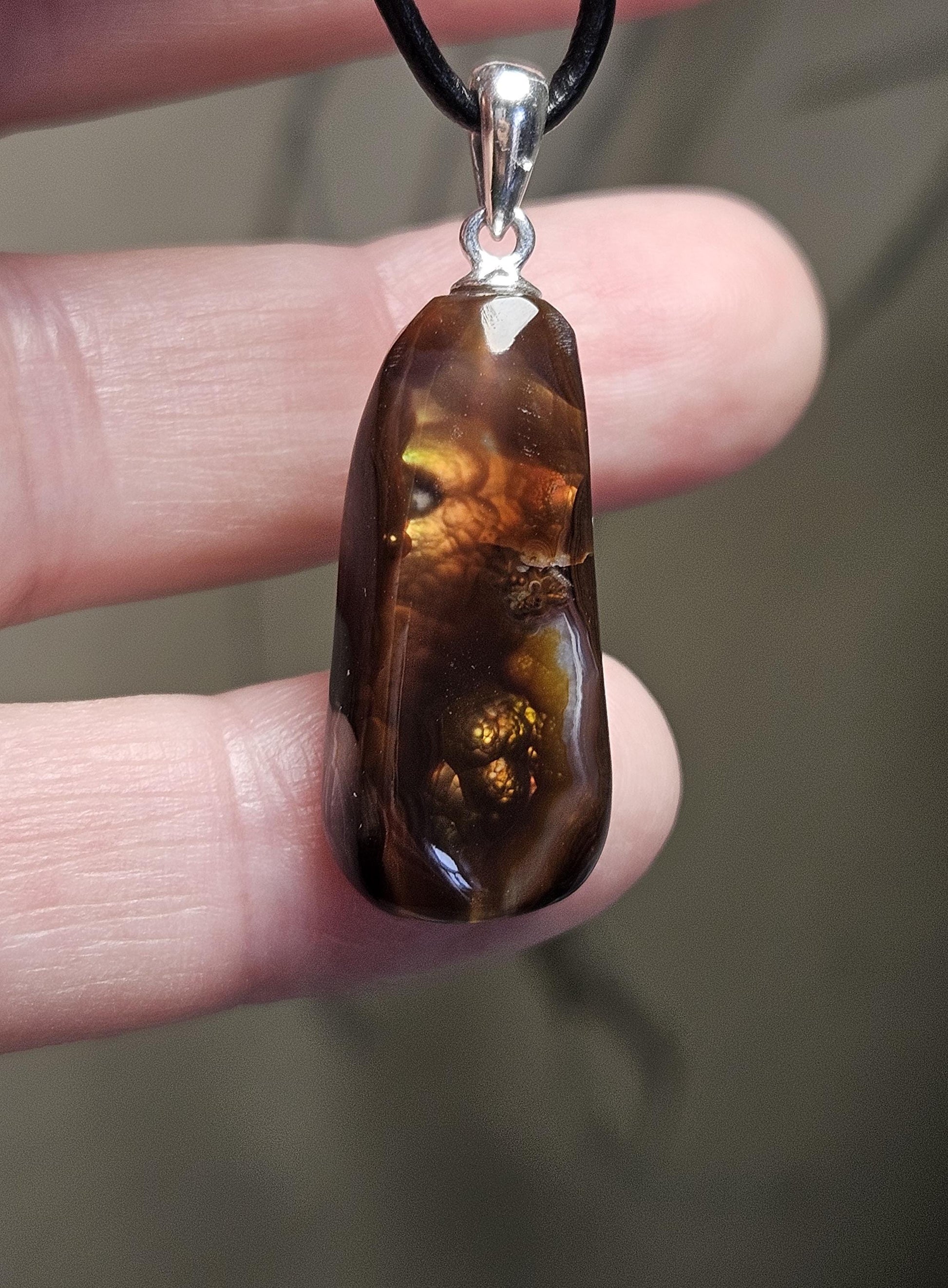 Mexikanischer Feuerachat Feuer Achat Anhänger, an 925er Silberöse, an verstellbarem Lederband