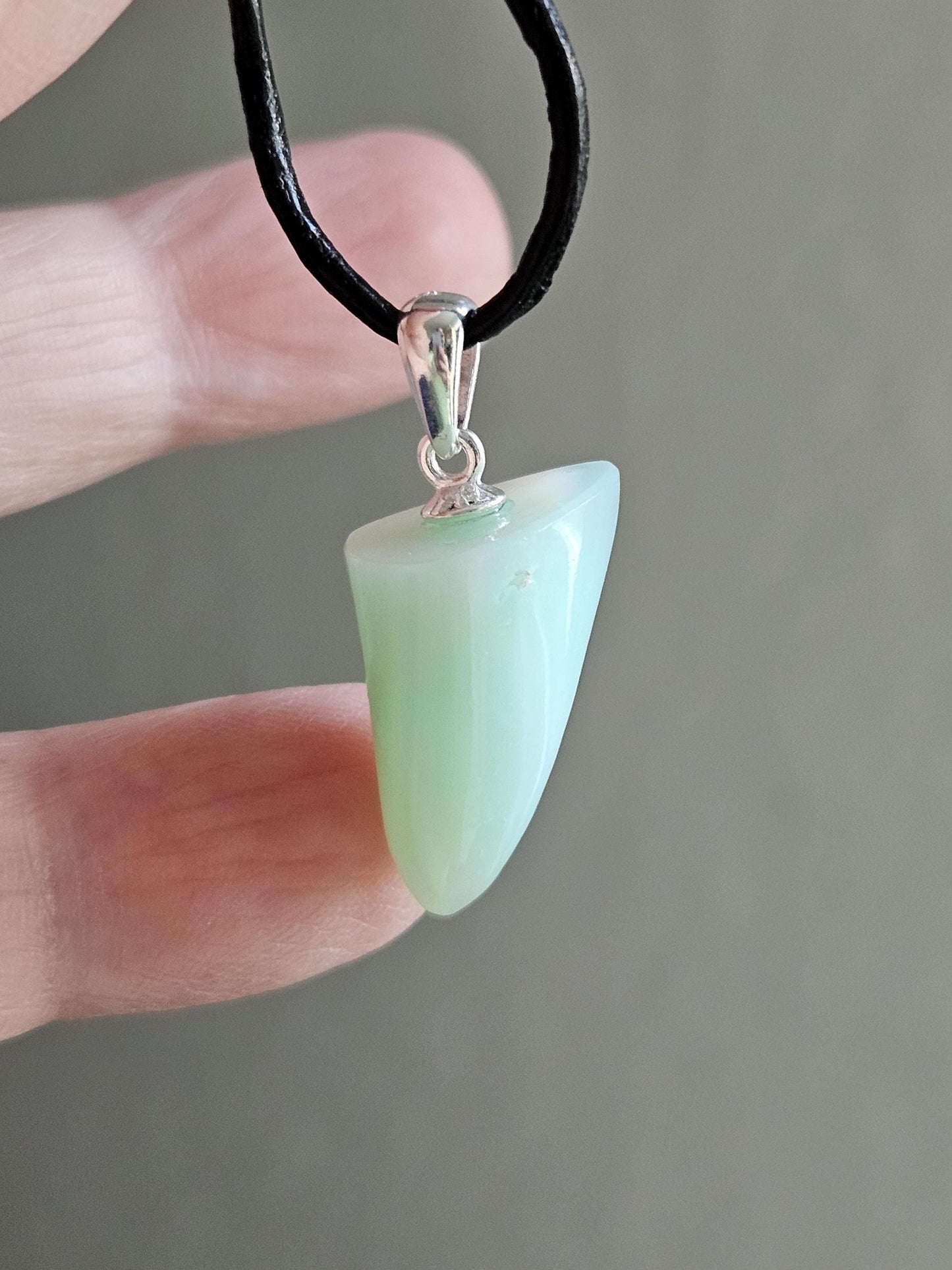 Feiner kleiner Chrysopras Anhänger, an 925er Silber Öse, an verstellbarem Lederband