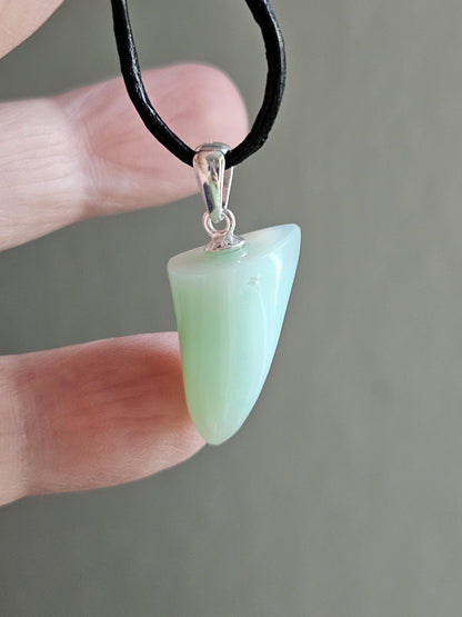 Feiner kleiner Chrysopras Anhänger, an 925er Silber Öse, an verstellbarem Lederband