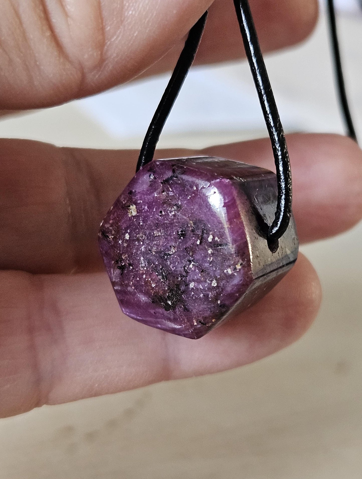 Rubin Kristall Anhänger, Ruby pedants , 20 x 20 x 15 mm, gebohrt, an verstellbarem Lederband