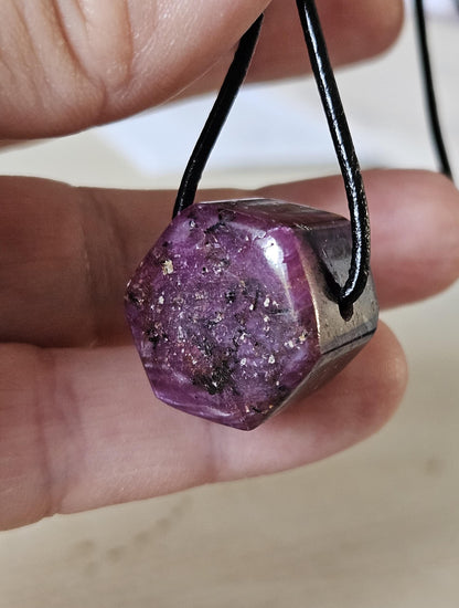 Rubin Kristall Anhänger, Ruby pedants , 20 x 20 x 15 mm, gebohrt, an verstellbarem Lederband