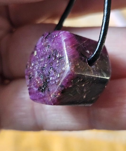 Rubin Kristall Anhänger, Ruby pedants , 20 x 20 x 15 mm, gebohrt, an verstellbarem Lederband