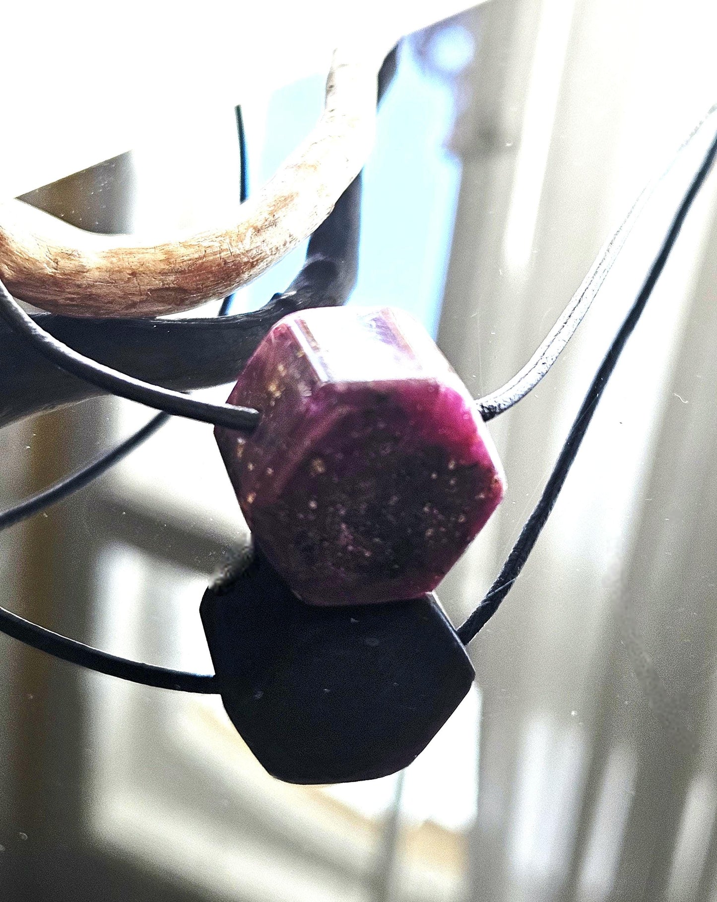 Rubin Kristall Anhänger, Ruby pedants , 20 x 20 x 15 mm, gebohrt, an verstellbarem Lederband