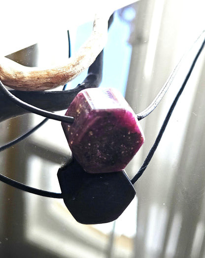 Rubin Kristall Anhänger, Ruby pedants , 20 x 20 x 15 mm, gebohrt, an verstellbarem Lederband