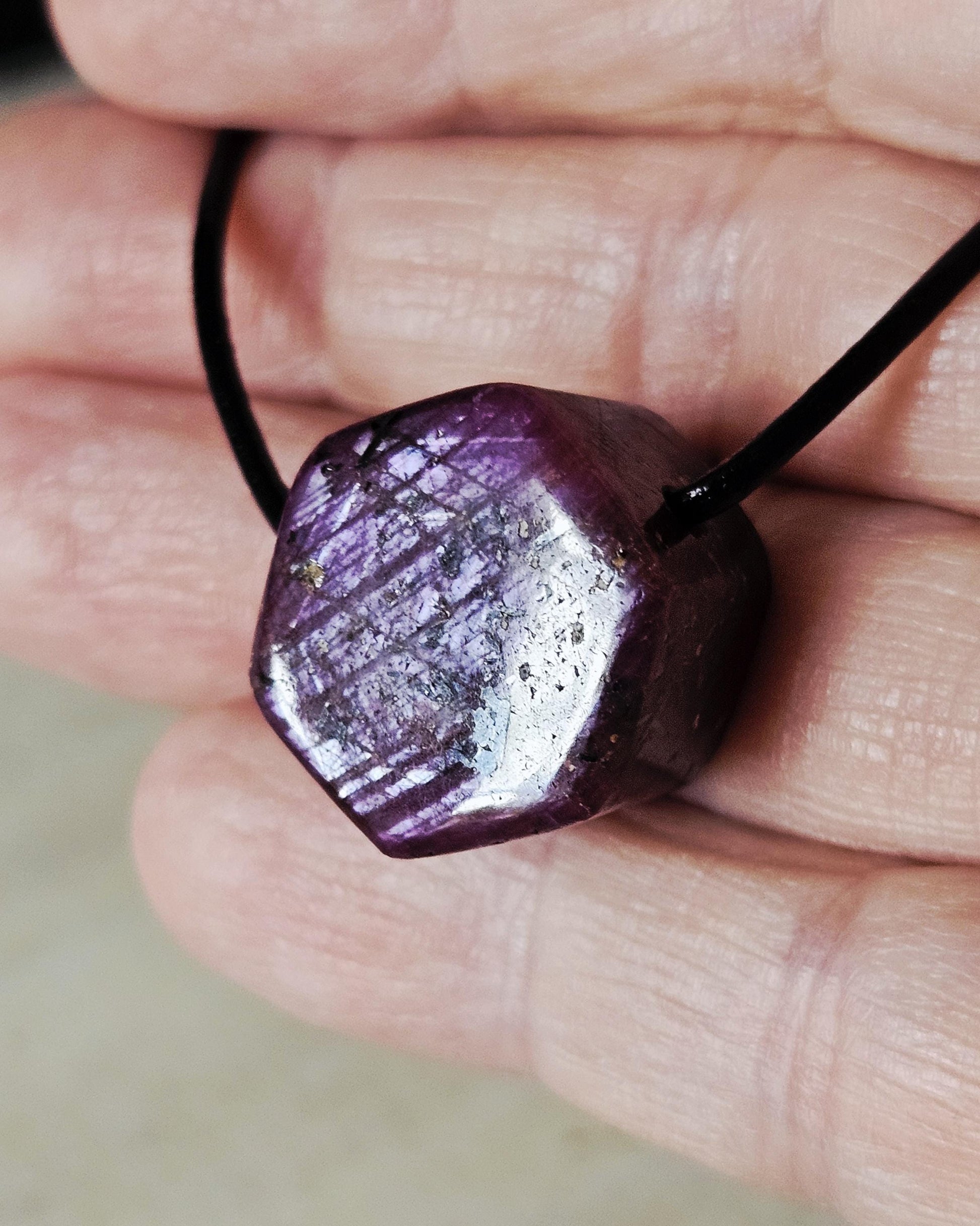 Rubin Kristall Anhänger, Ruby pedants , 20 x 20 x 15 mm, gebohrt, an verstellbarem Lederband