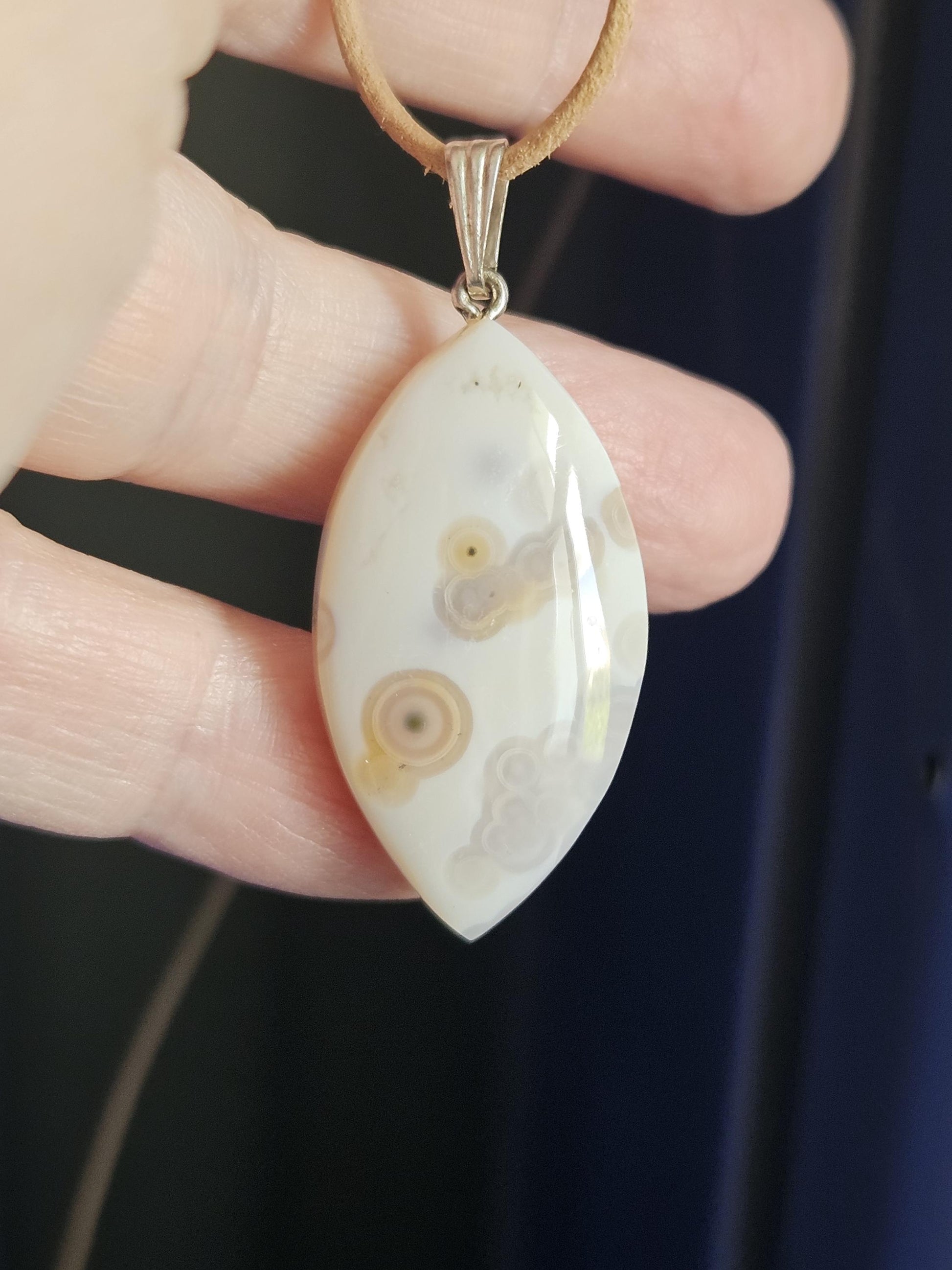 Hübscher Ozean Jaspis, Ocean Jasper, Anhänger an 925er SilberÖse, an verstellbarem Lederband