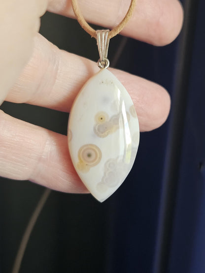 Hübscher Ozean Jaspis, Ocean Jasper, Anhänger an 925er SilberÖse, an verstellbarem Lederband