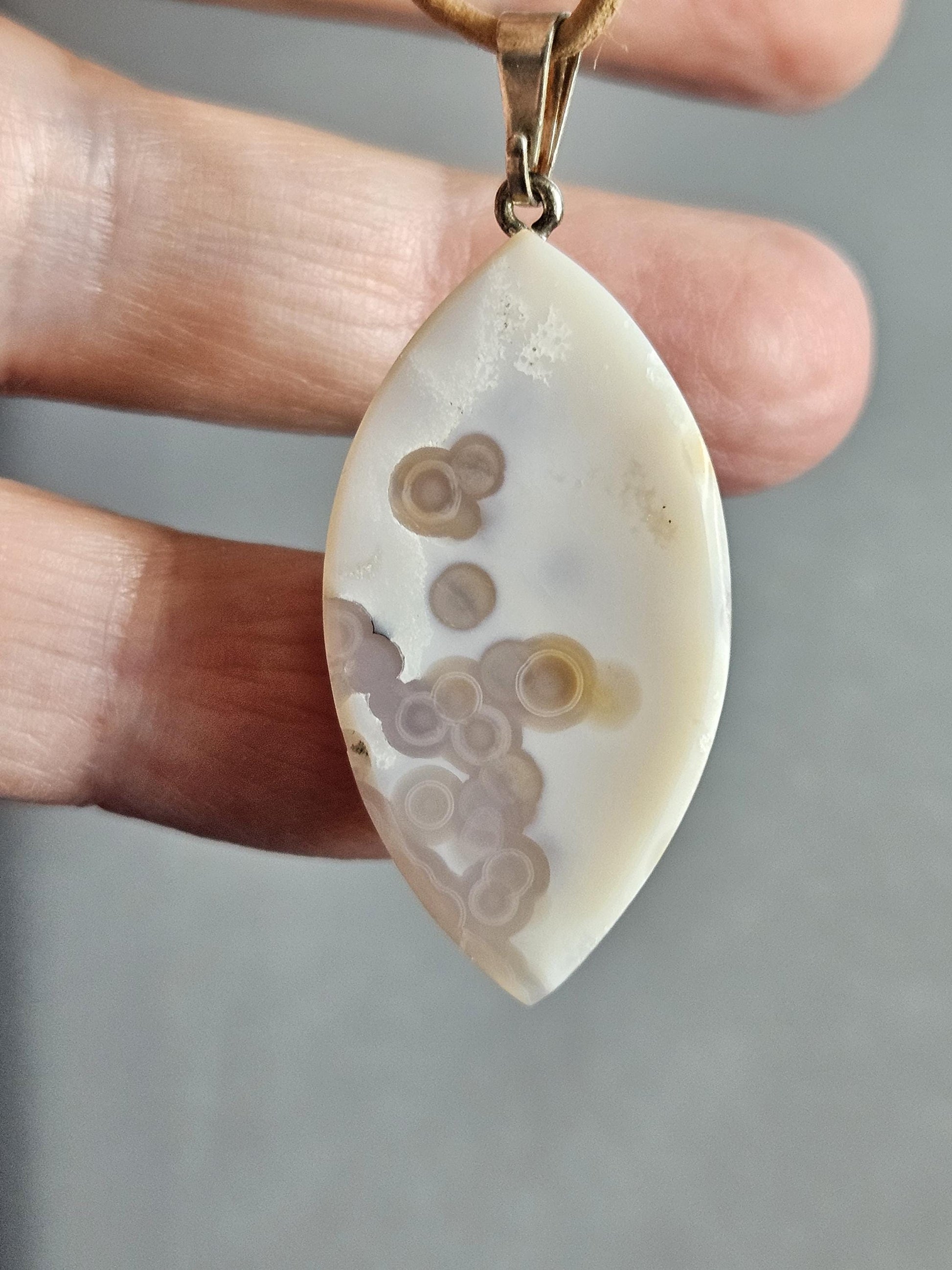 Hübscher Ozean Jaspis, Ocean Jasper, Anhänger an 925er SilberÖse, an verstellbarem Lederband