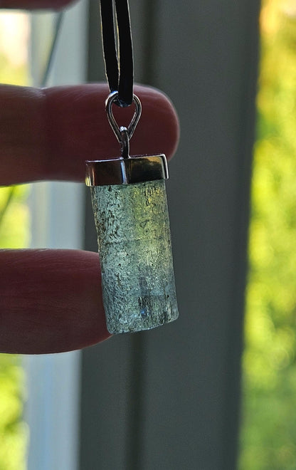 Crasheis Aquamarin Stäbchen Rohstein, Anhänger, an 925er Silberöse, an verstellbarem Lederband