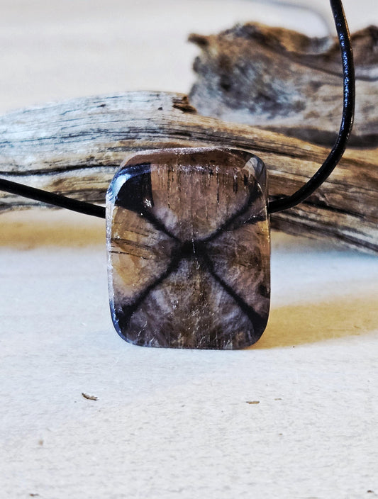 Kreuzstein Kreuz Stein Chiastolith Anhänger, 27 x 22 x 12 mm, gebohrt, an verstellbarem Lederband