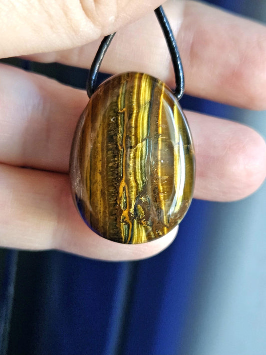 Tigereisen Tigerauge, Anhänger, 30 x 21 x 10 mm, gebohrt, an verstellbarem Lederband