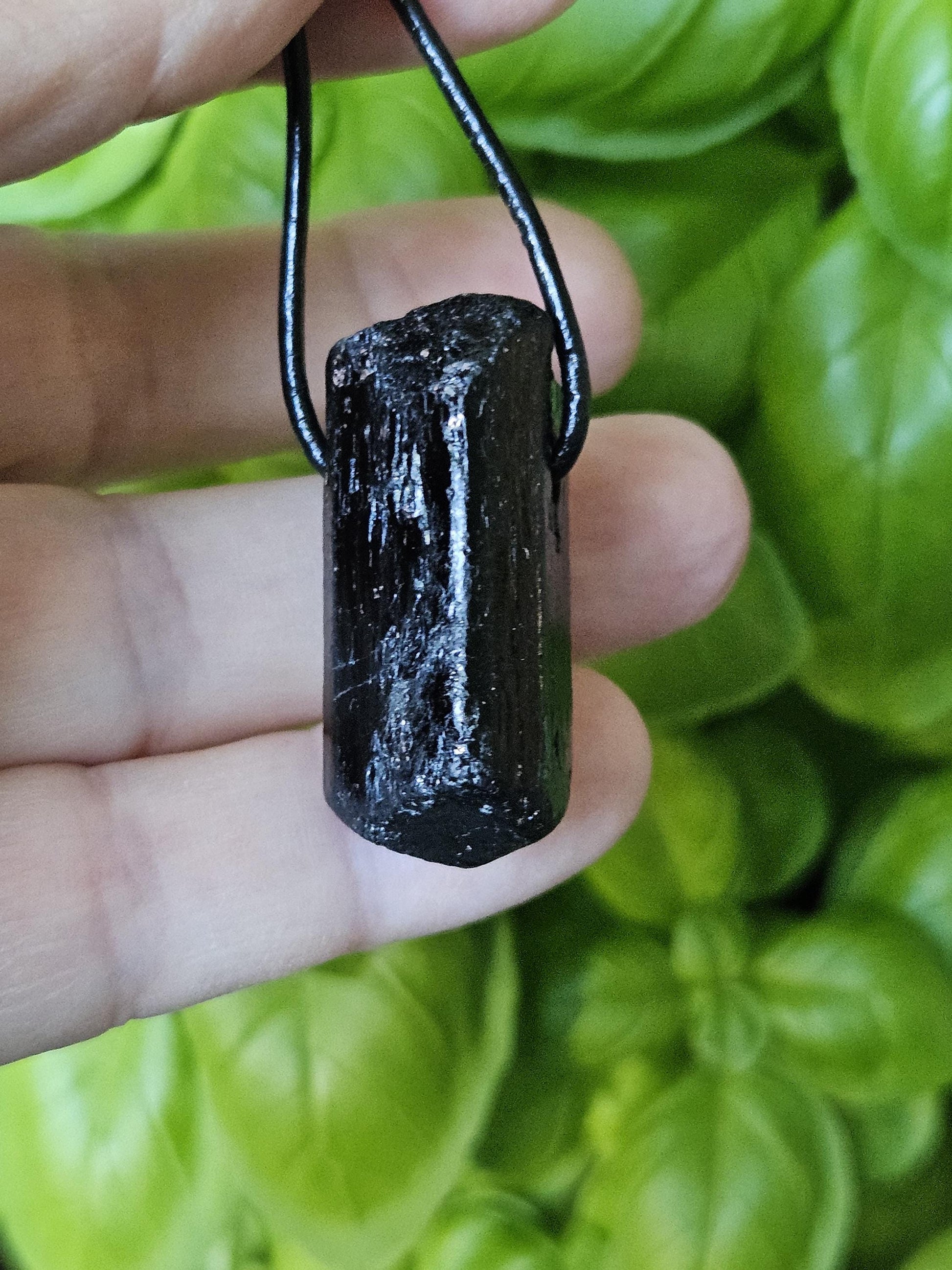 Schwarzer Turmalin Schörl Anhänger, Kristall Spitze, roh belassen, 34 x 19 x 15 mm, an verstellbarem Lederband
