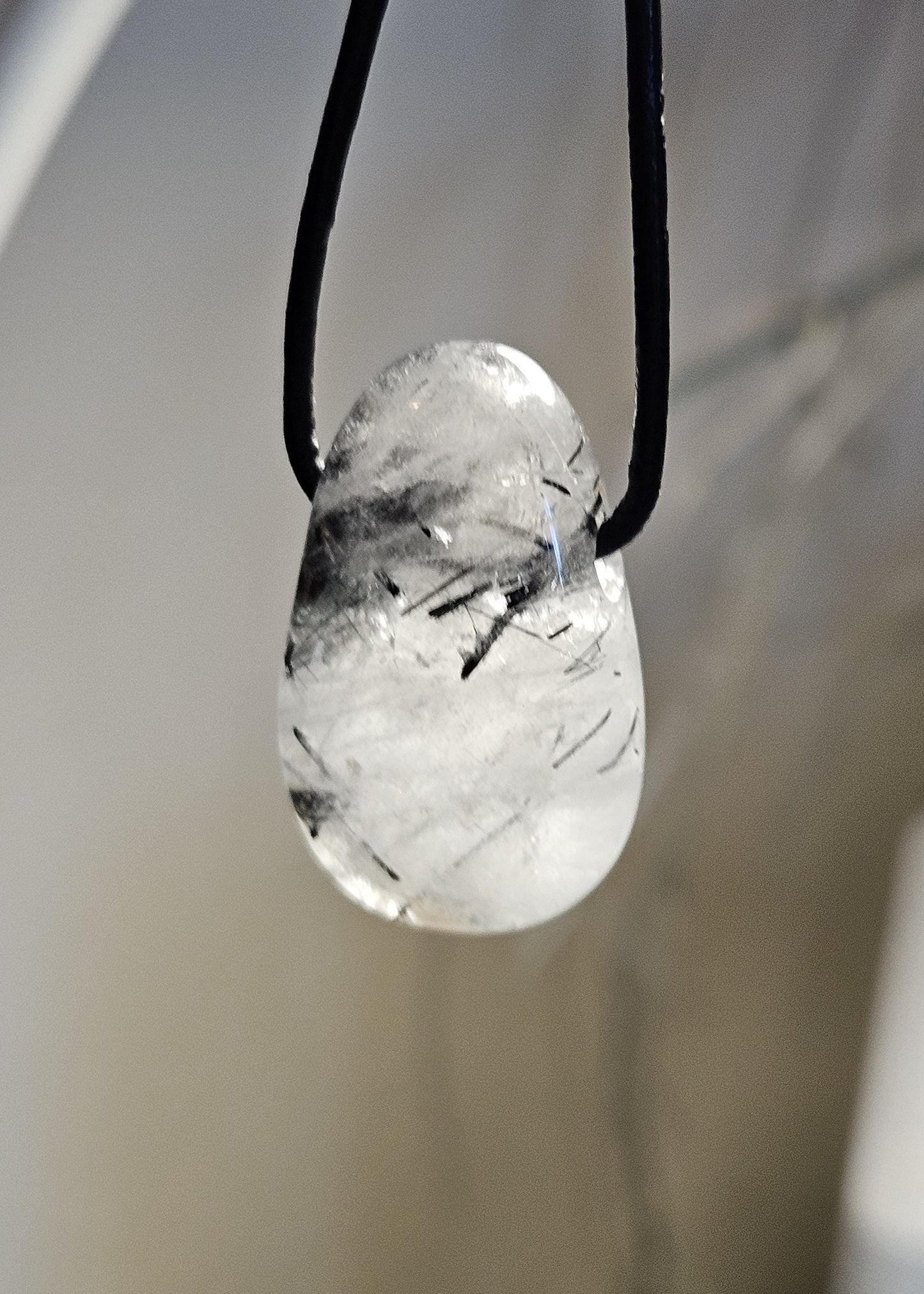 Turmalin Quarz Rutilquarz, Quarz mit schwarzen Turmalin Stäbchen, Schörl, Anhänger, 31 x 18 x 9 mm, gebohrt, an verstellbarem Lederband