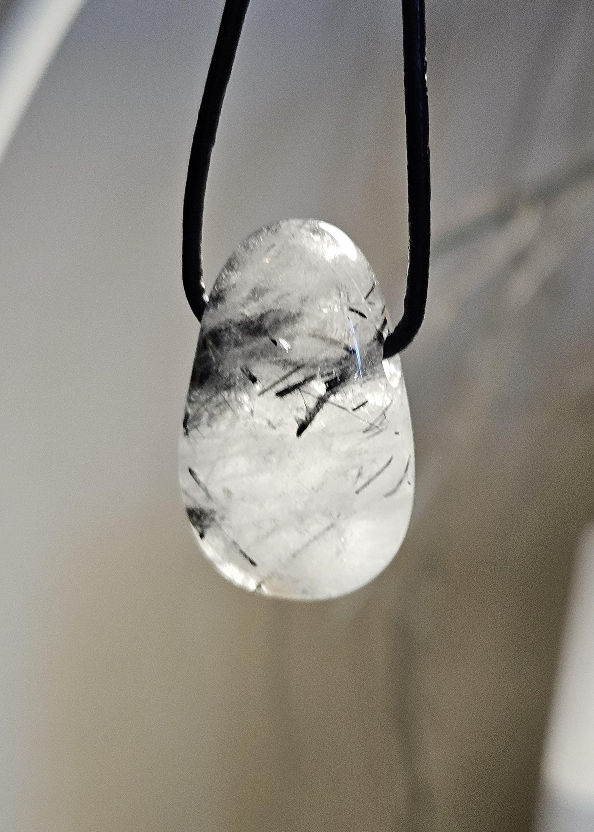 Turmalin Quarz Rutilquarz, Quarz mit schwarzen Turmalin Stäbchen, Schörl, Anhänger, 31 x 18 x 9 mm, gebohrt, an verstellbarem Lederband