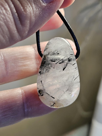 Turmalin Quarz Rutilquarz, Quarz mit schwarzen Turmalin Stäbchen, Schörl, Anhänger, 31 x 18 x 9 mm, gebohrt, an verstellbarem Lederband
