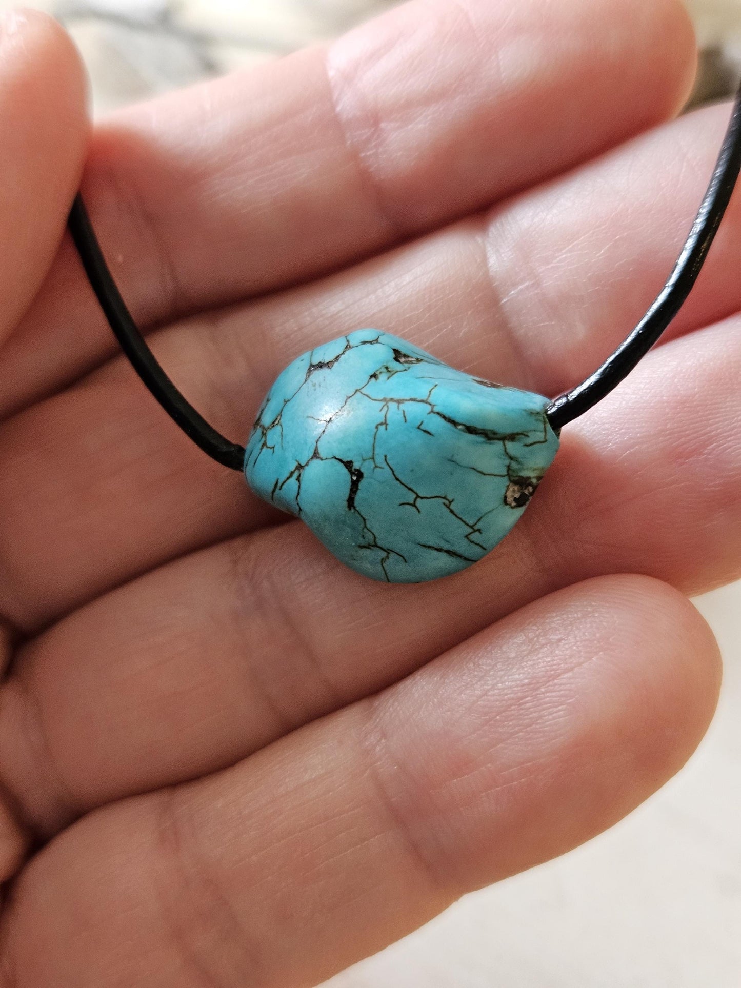 Arizona Türkis, kleiner Nugget Anhänger, 17 x 22 x 9 mm, gebohrt, an verstellbarem Lederband