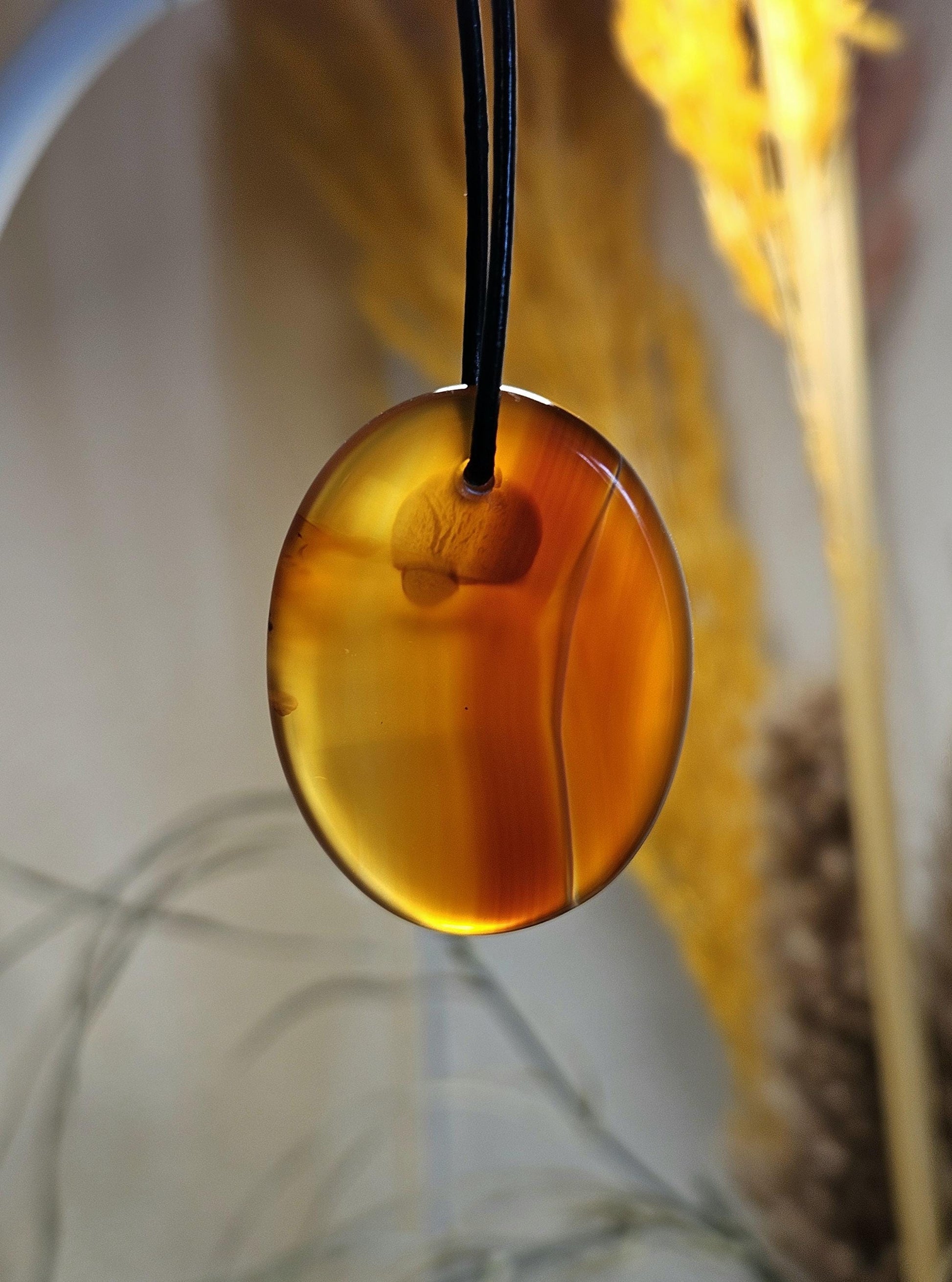 Carneol, Sarder Worry Stone Anhänger, 40 x 30 x 6 mm, gebohrt, am Lederband