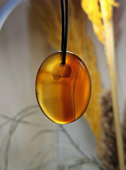 Carneol, Sarder Worry Stone Anhänger, 40 x 30 x 6 mm, gebohrt, am Lederband