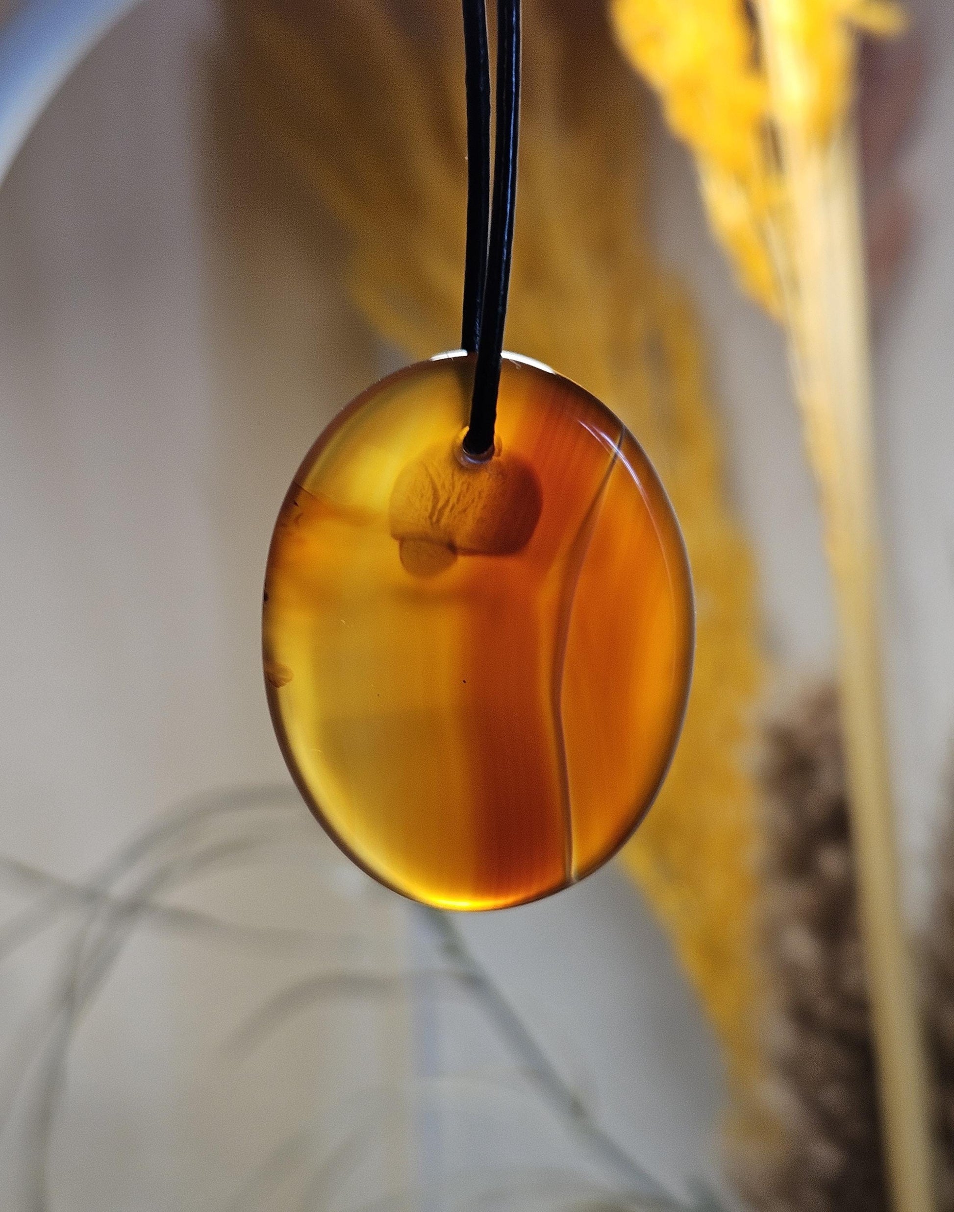 Carneol, Sarder Worry Stone Anhänger, 40 x 30 x 6 mm, gebohrt, am Lederband