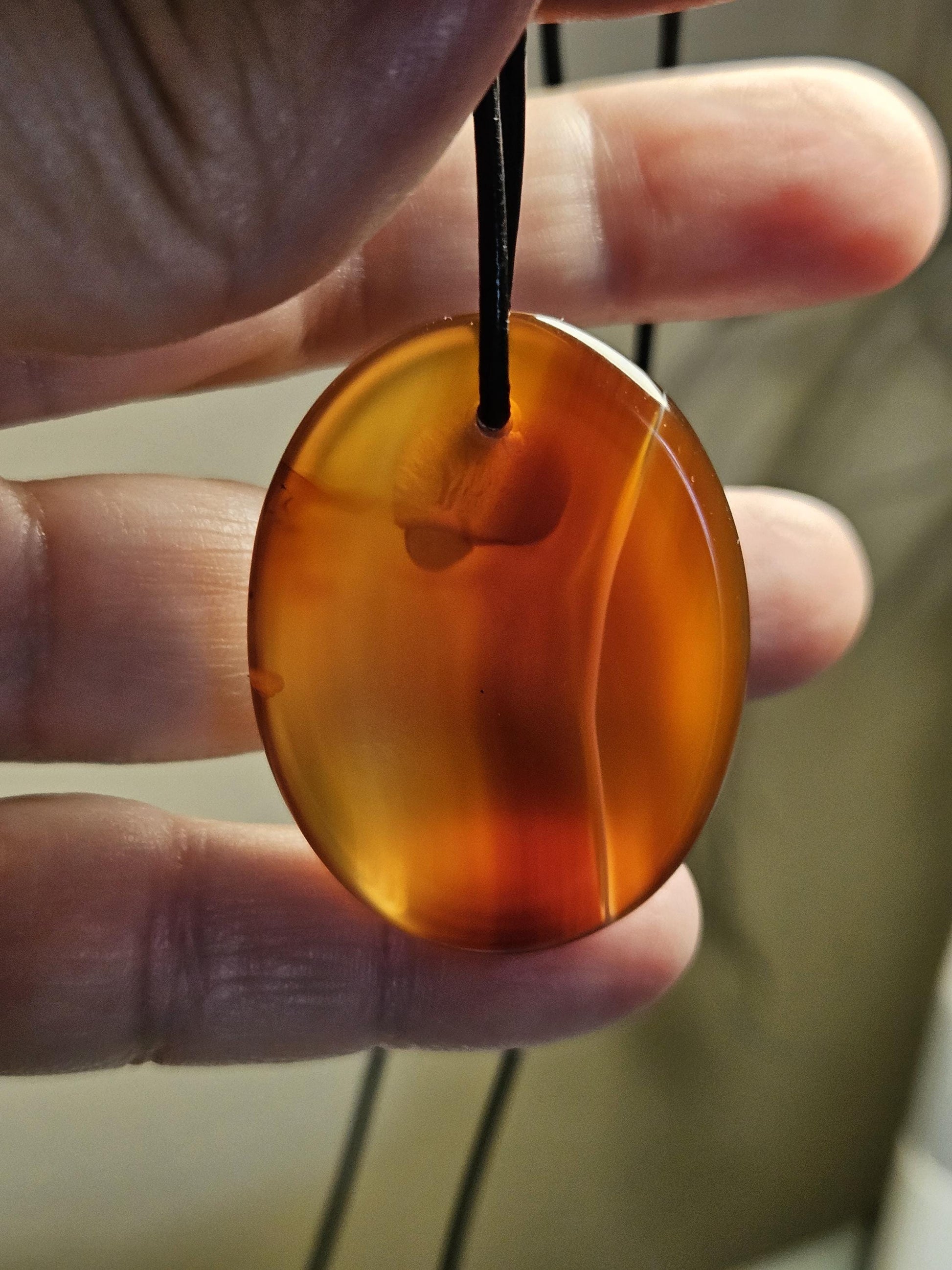 Carneol, Sarder Worry Stone Anhänger, 40 x 30 x 6 mm, gebohrt, am Lederband