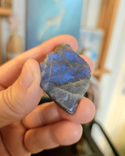Wunderschöner blauer Labradorit Rohstein getrommelt 42 x 30 x 19 mm, als Heilstein gut einsetzbar