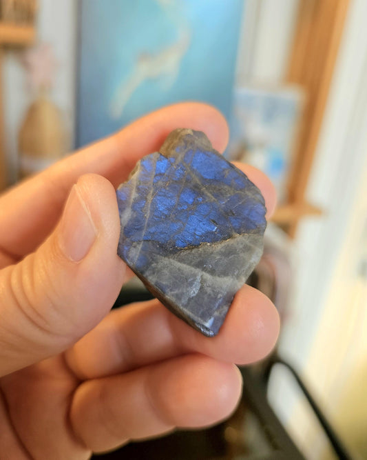 Wunderschöner blauer Labradorit Rohstein getrommelt 42 x 30 x 19 mm, als Heilstein gut einsetzbar