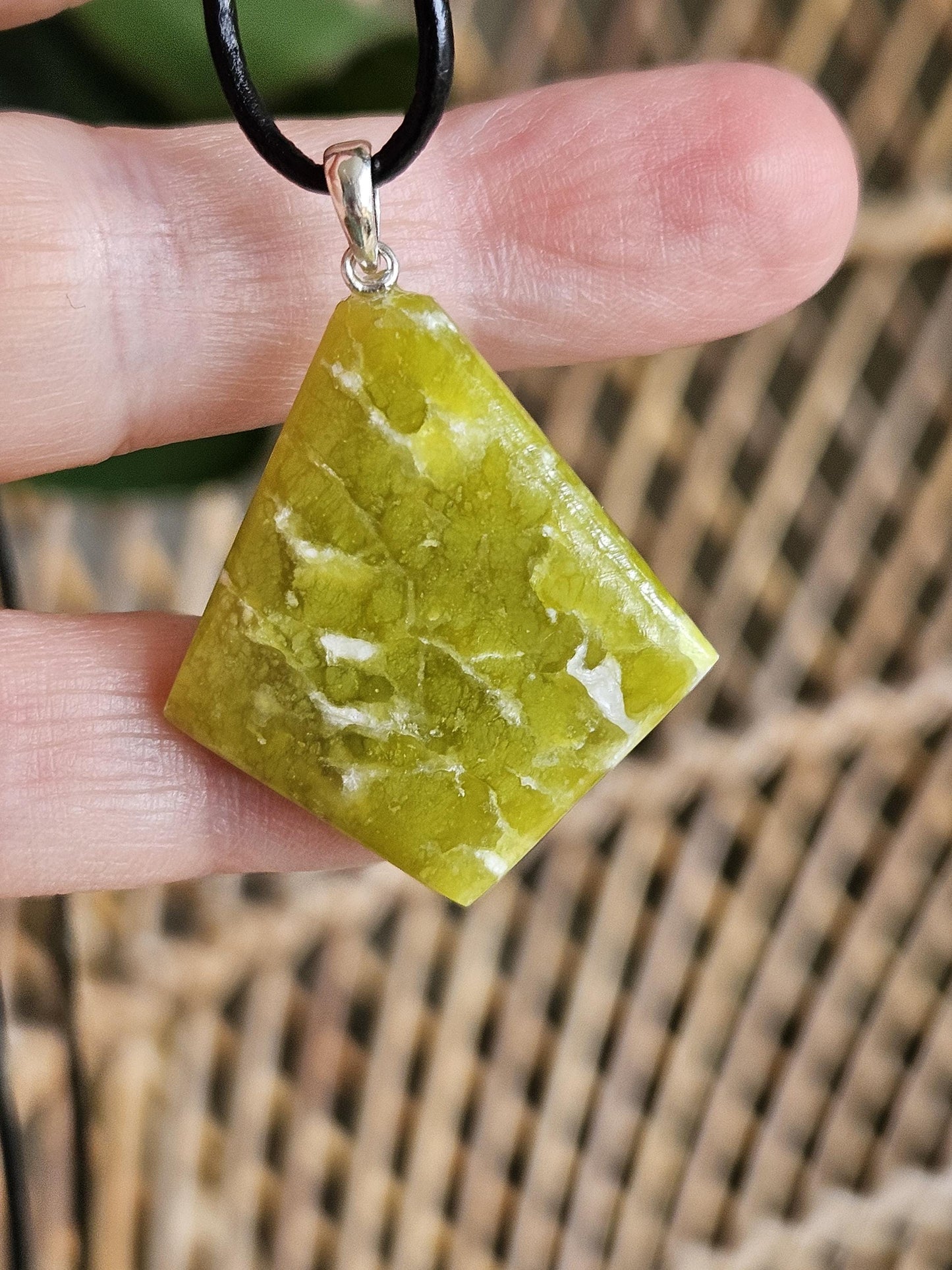 Lizardit aus Norwegen, Anhänger, an 925er Silber Öse, an verstellbarem Lederband