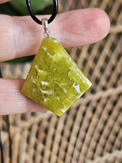 Lizardit aus Norwegen, Anhänger, an 925er Silber Öse, an verstellbarem Lederband