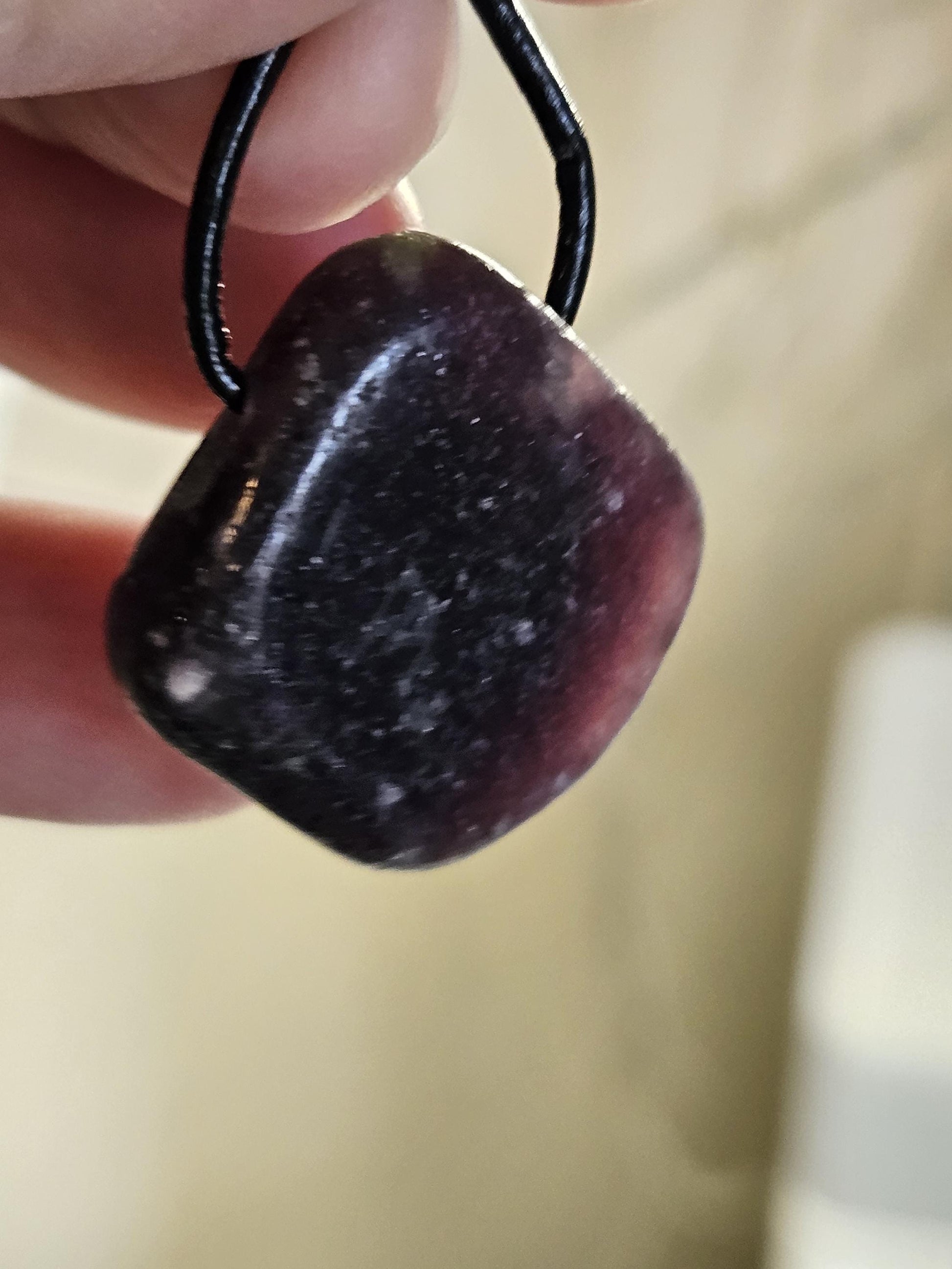 Lepidolith mit Glimmergestein, Lepidolite, Anhänger, 27 x 27 x 12 mm, gebohrt, an verstellbarem Lederband