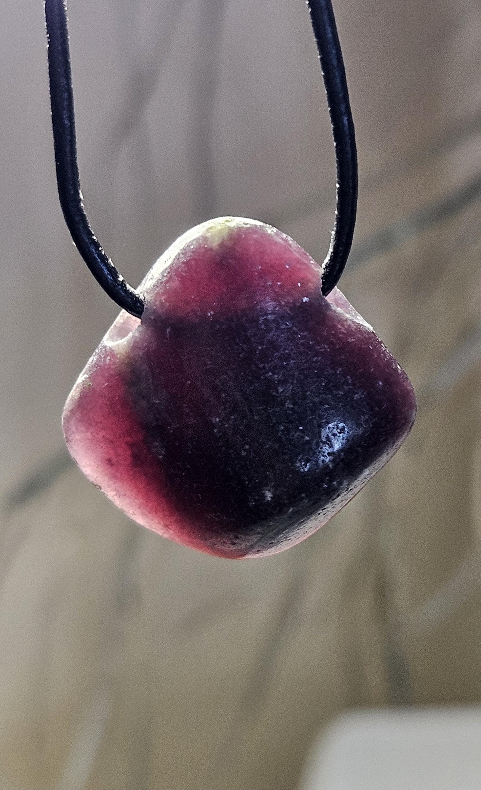 Lepidolith mit Glimmergestein, Lepidolite, Anhänger, 27 x 27 x 12 mm, gebohrt, an verstellbarem Lederband