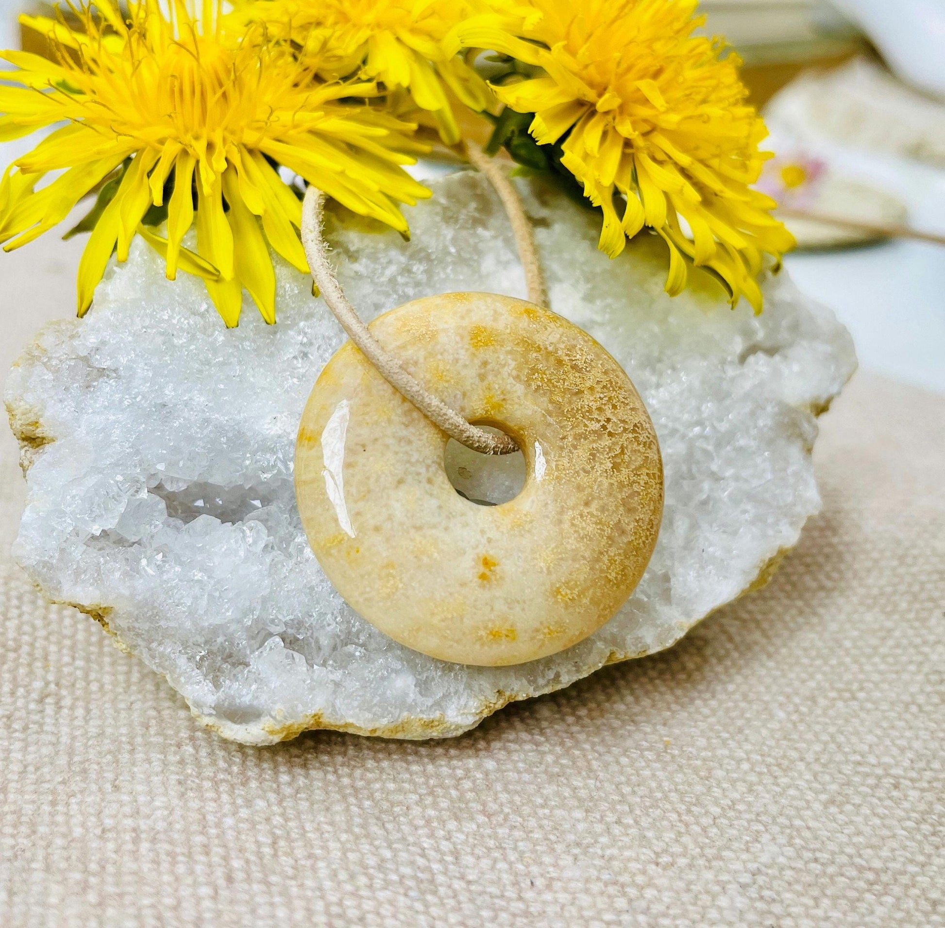 Versteinerte Koralle Donut, 30 x 30 x 6 mm, am Lederband