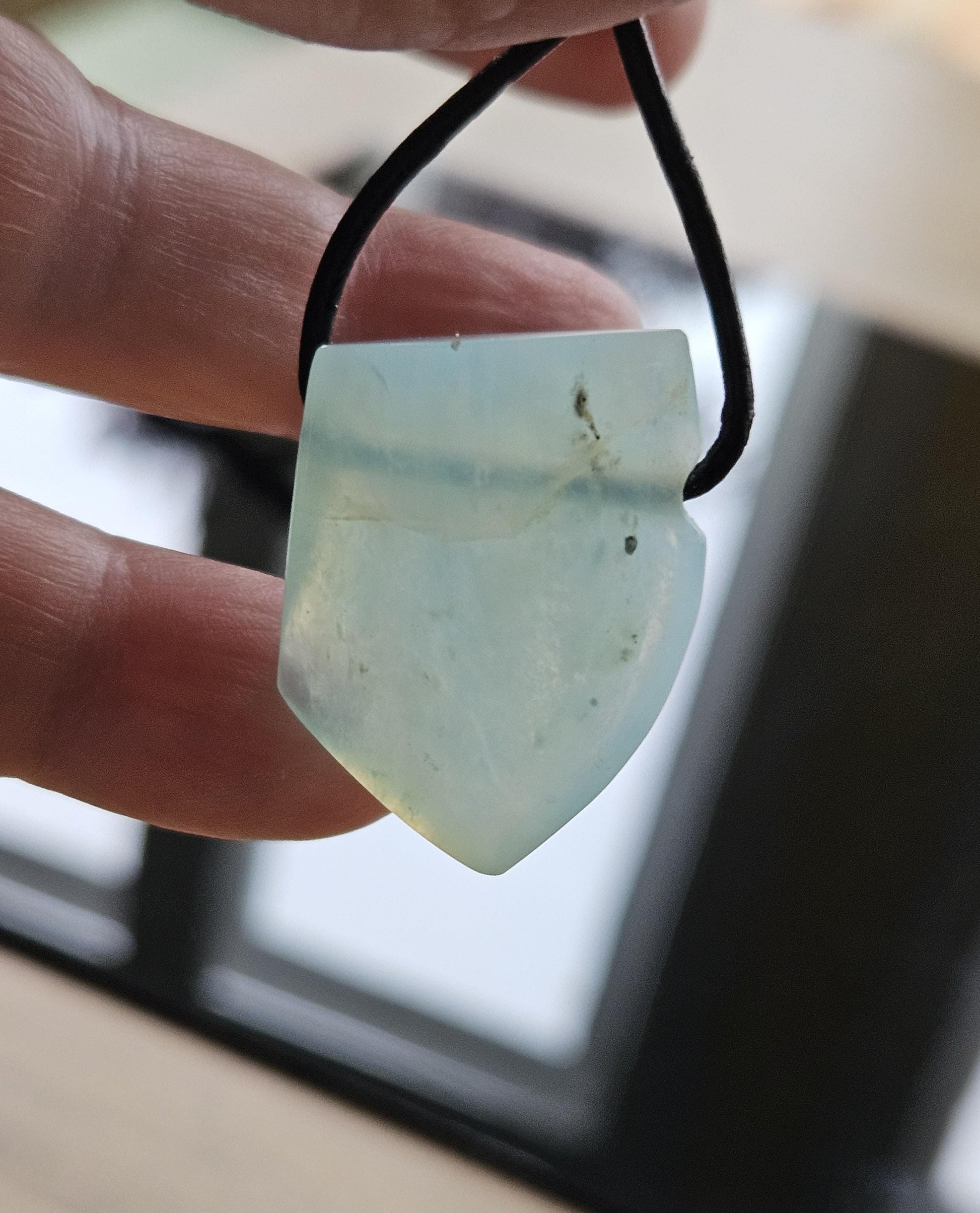 Seltener Andenopal blau Chrysopal hellblau türkis Anhänger, 28 x 23 x 10 mm, gebohrt, an verstellbarem Lederband