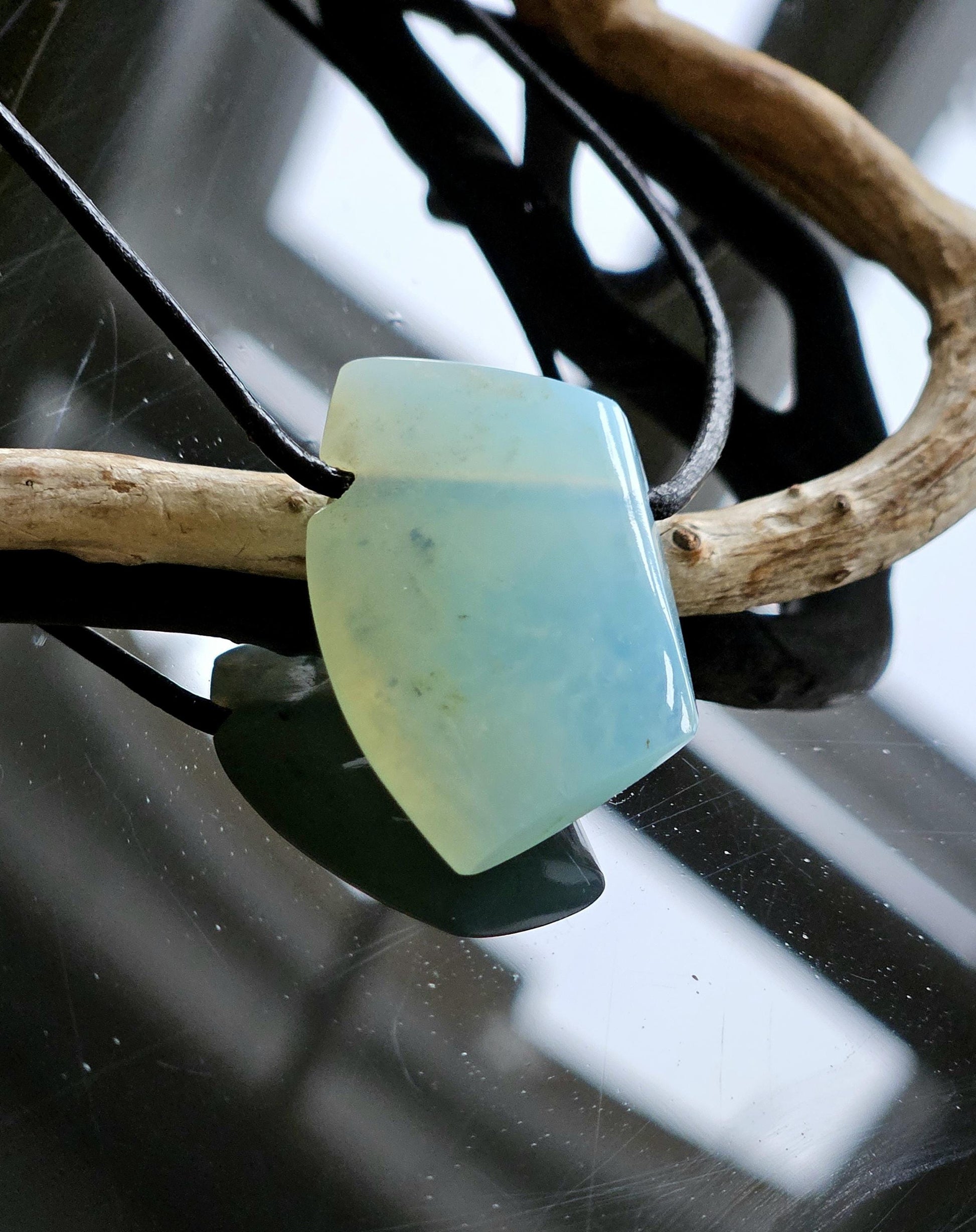 Seltener Andenopal blau Chrysopal hellblau türkis Anhänger, 28 x 23 x 10 mm, gebohrt, an verstellbarem Lederband