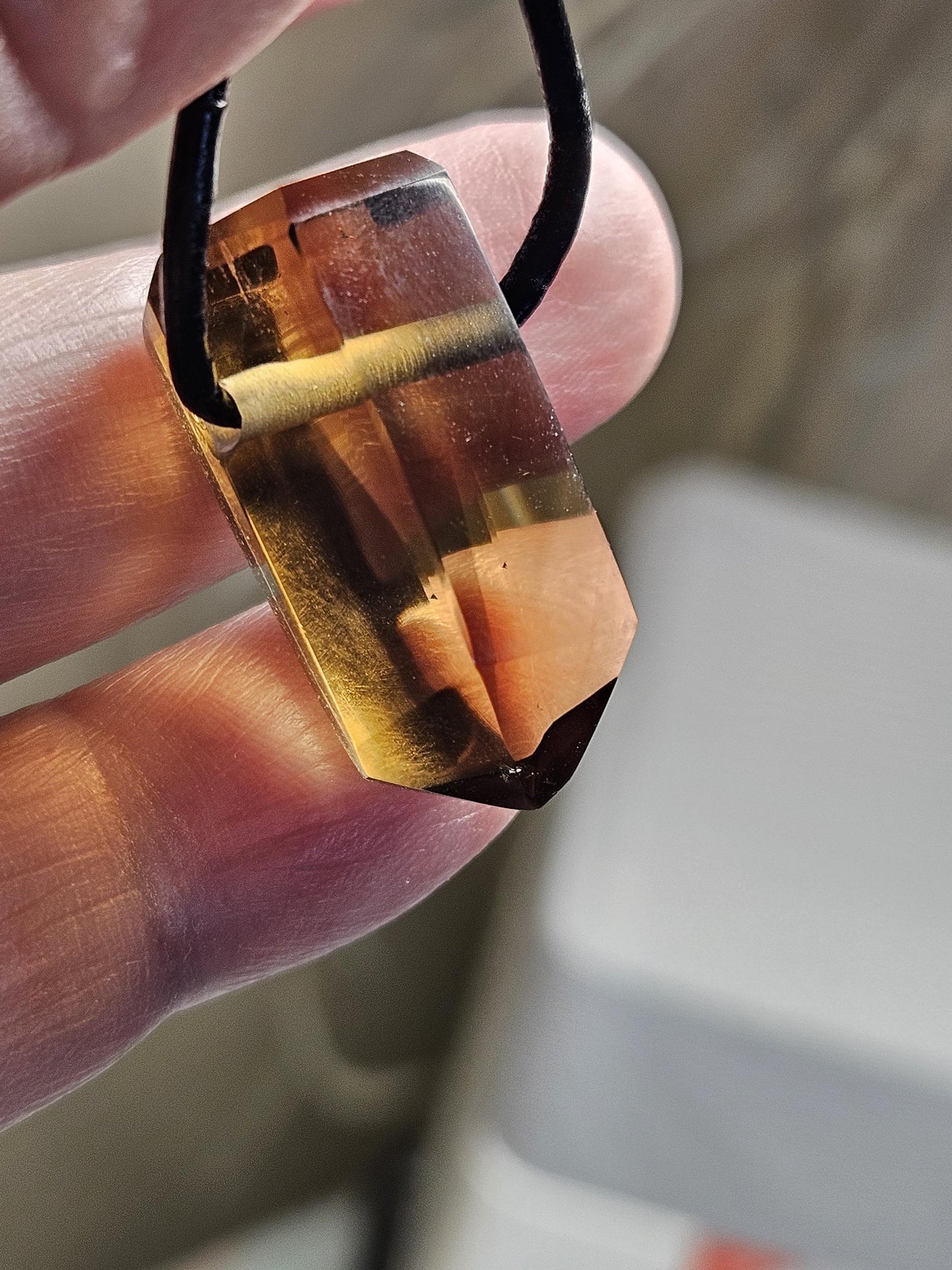 Citrin Kristall unbehandelt ungebrannt Citrin Spitze, 27 x 15 x 11 mm, gebohrt, an verstellbarem Lederband