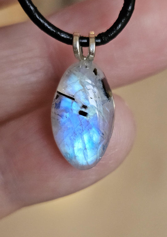 Kleiner Regenbogen Mondstein weißer Labradorit mit schwarzem Turmalin Anhänger, an 925er SilberÖse, an verstellbarem Lederband