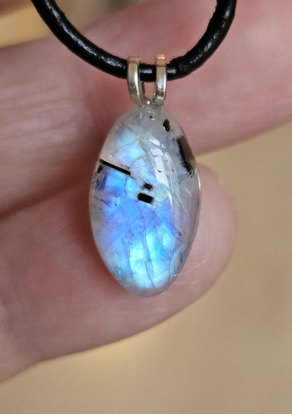 Kleiner Regenbogen Mondstein weißer Labradorit mit schwarzem Turmalin Anhänger, an 925er SilberÖse, an verstellbarem Lederband