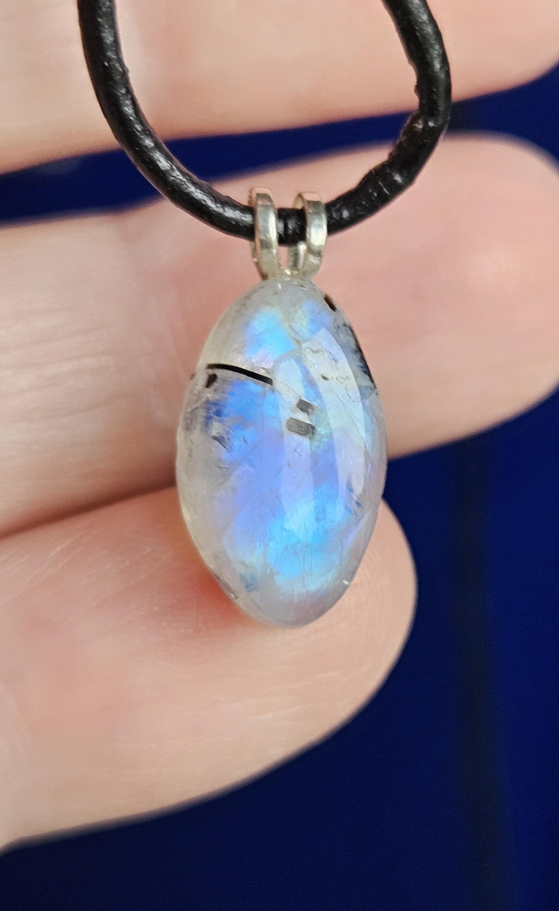 Kleiner Regenbogen Mondstein weißer Labradorit mit schwarzem Turmalin Anhänger, an 925er SilberÖse, an verstellbarem Lederband