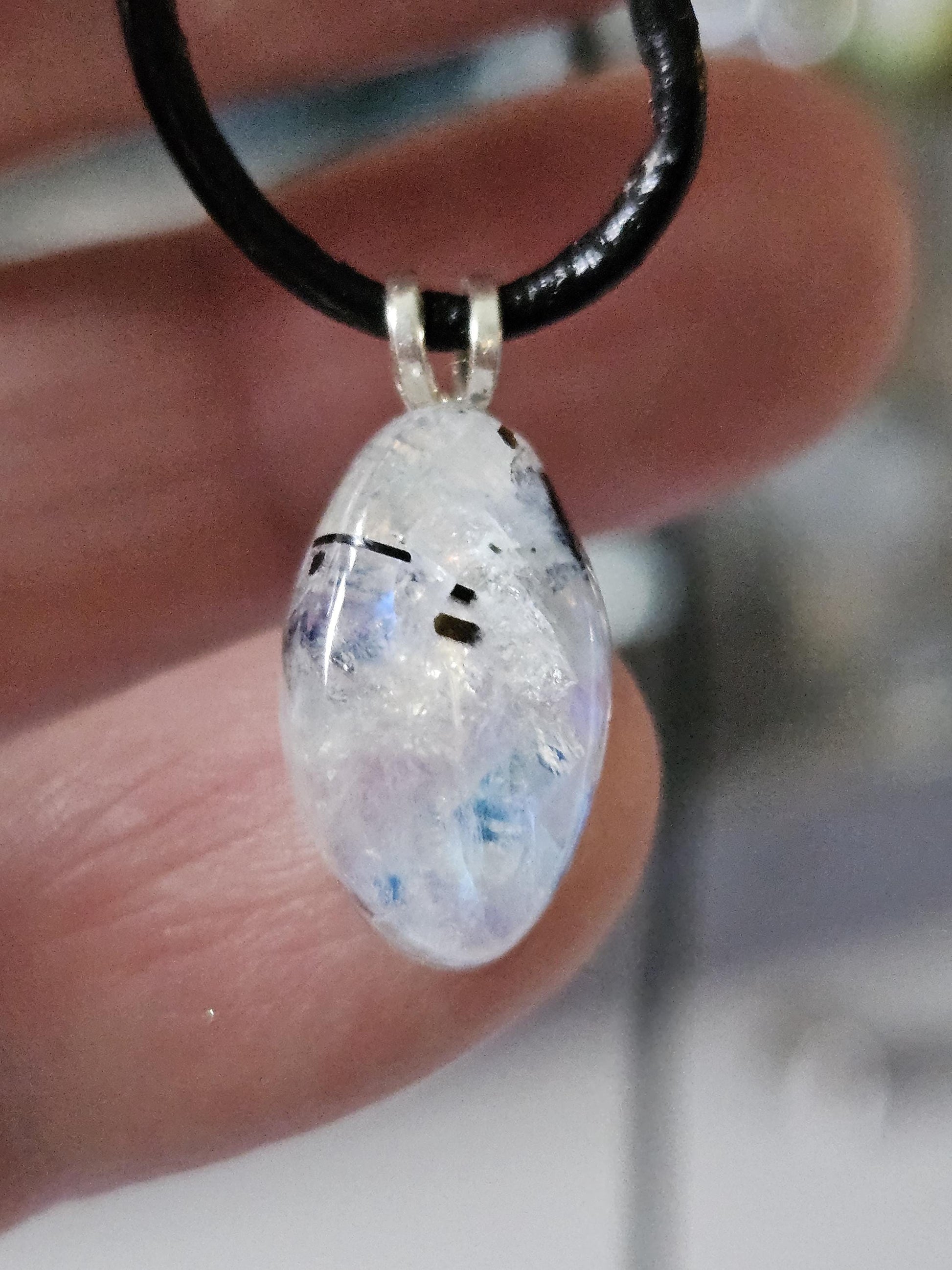 Kleiner Regenbogen Mondstein weißer Labradorit mit schwarzem Turmalin Anhänger, an 925er SilberÖse, an verstellbarem Lederband