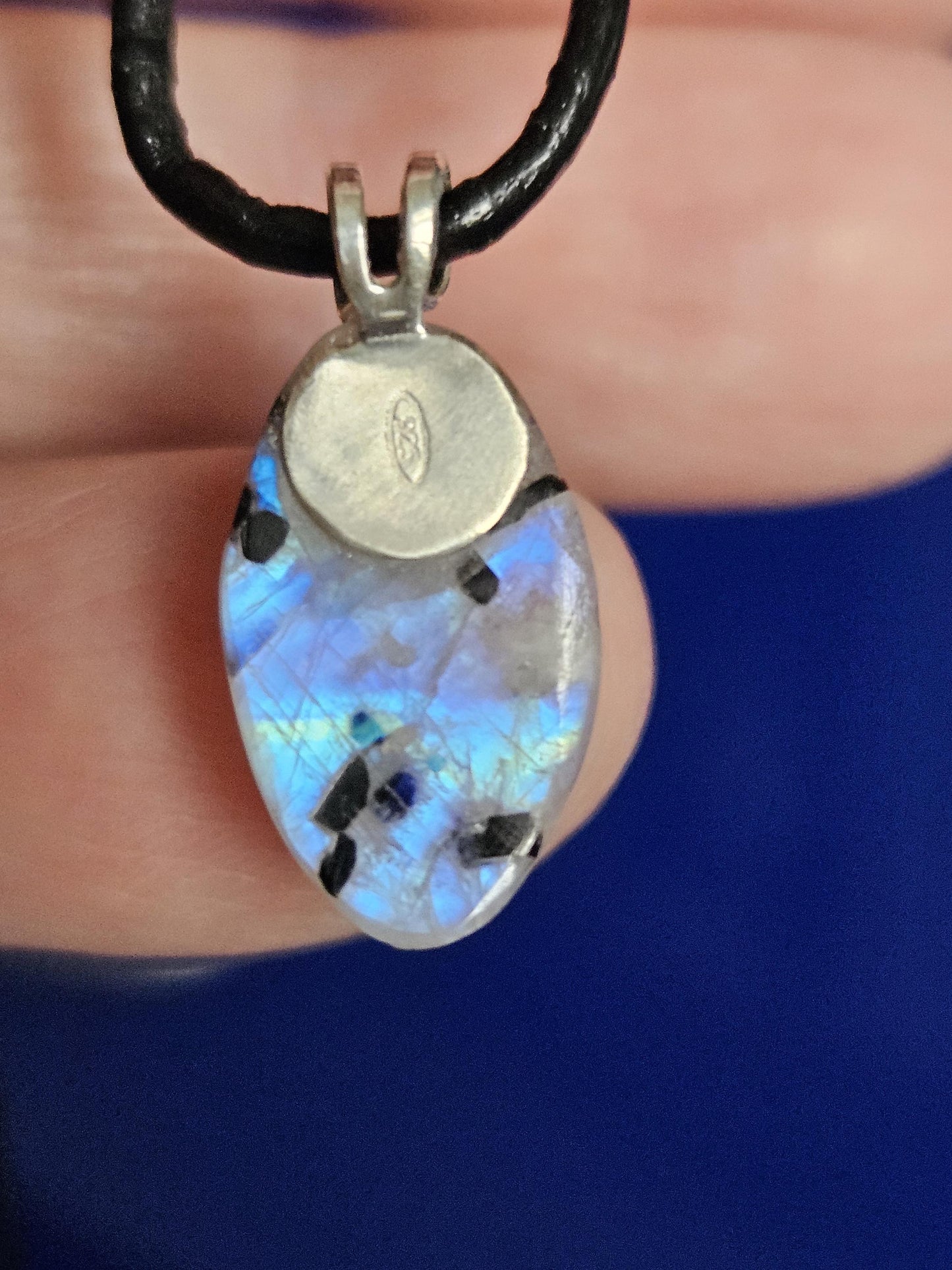 Kleiner Regenbogen Mondstein weißer Labradorit mit schwarzem Turmalin Anhänger, an 925er SilberÖse, an verstellbarem Lederband