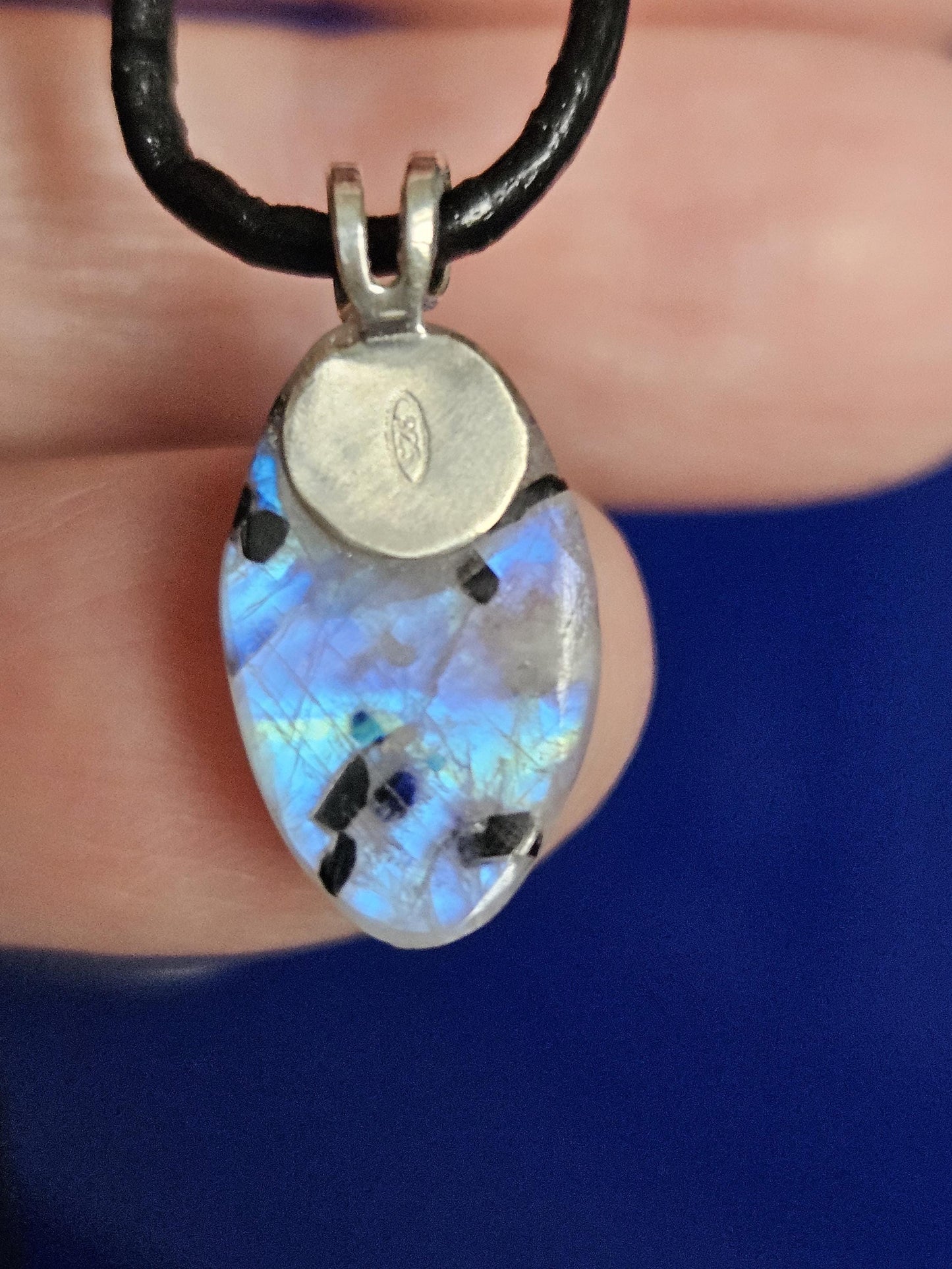 Kleiner Regenbogen Mondstein weißer Labradorit mit schwarzem Turmalin Anhänger, an 925er SilberÖse, an verstellbarem Lederband