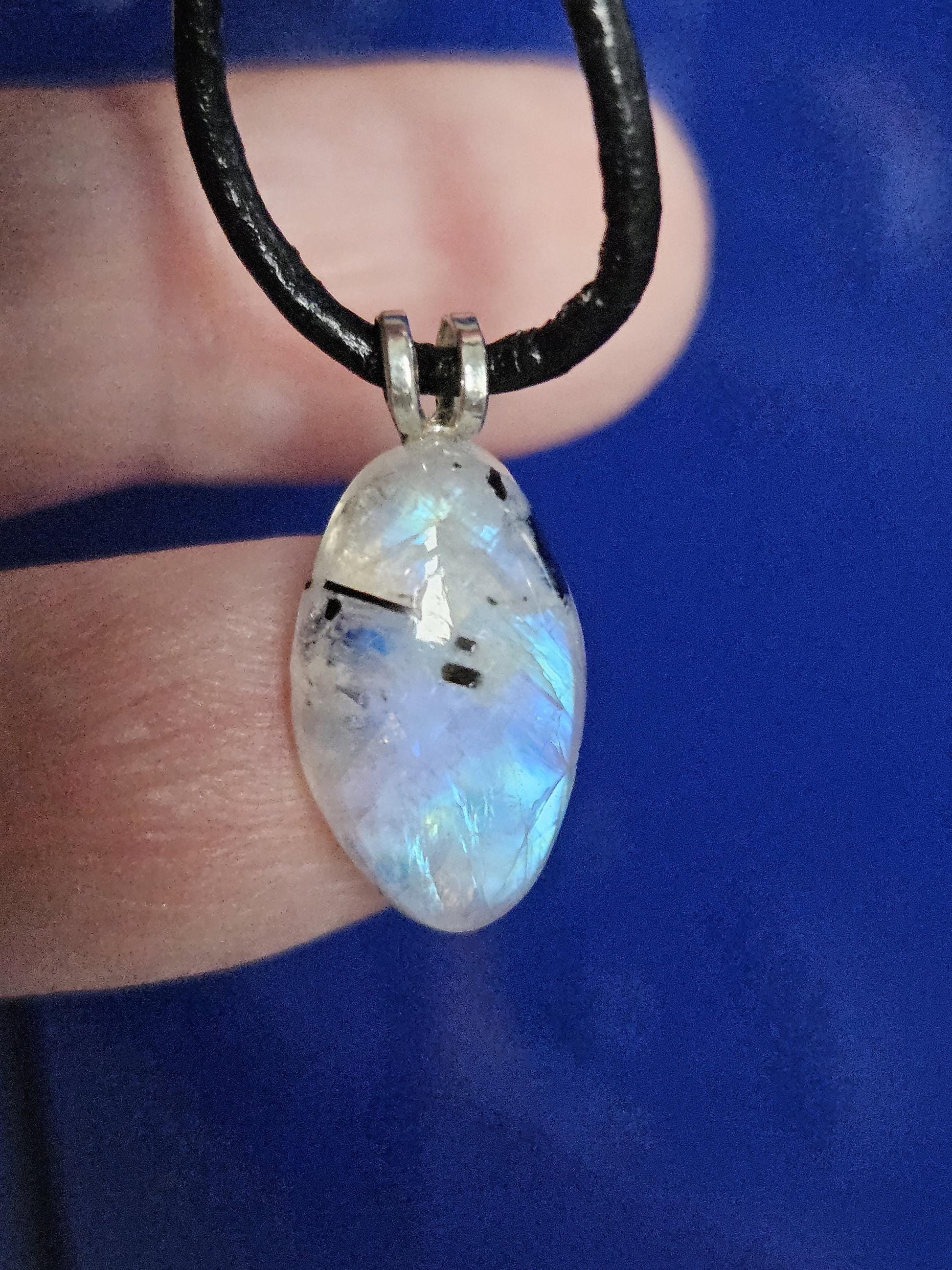 Kleiner Regenbogen Mondstein weißer Labradorit mit schwarzem Turmalin Anhänger, an 925er SilberÖse, an verstellbarem Lederband