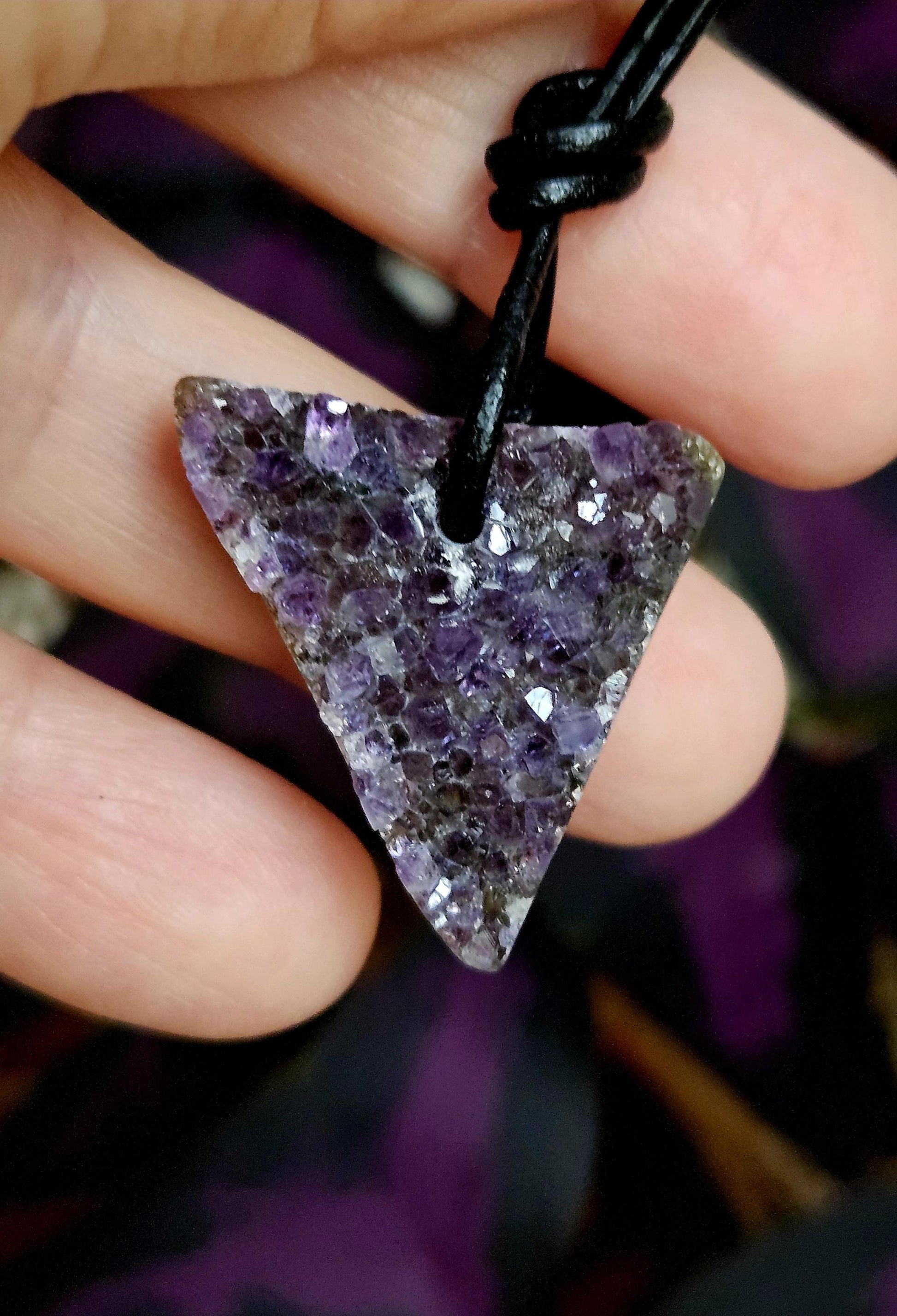 Amethyst Uruguay Kristall , Rohstein, Healing Crystal, Heilkristall, 25 x 25 x 11 mm, gebohrt an verstellbarem Lederband
